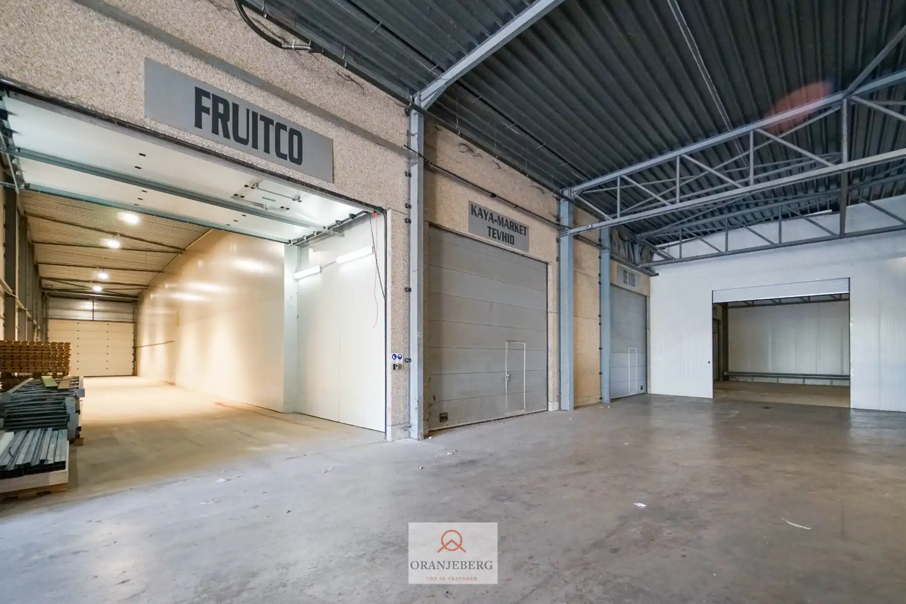 Groot magazijn (221m²) Te Huur met hoge bereikbaarheid vlakbij R4 foto 6