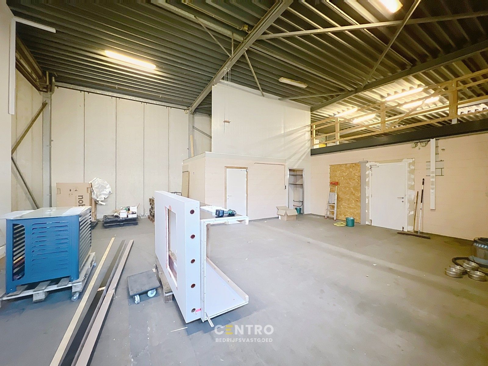 Topligging naast Tom&Co en Kwarto! Handelspand + magazijn met parkeergelegenheid langs de Westlaan in Roeselare. foto 13