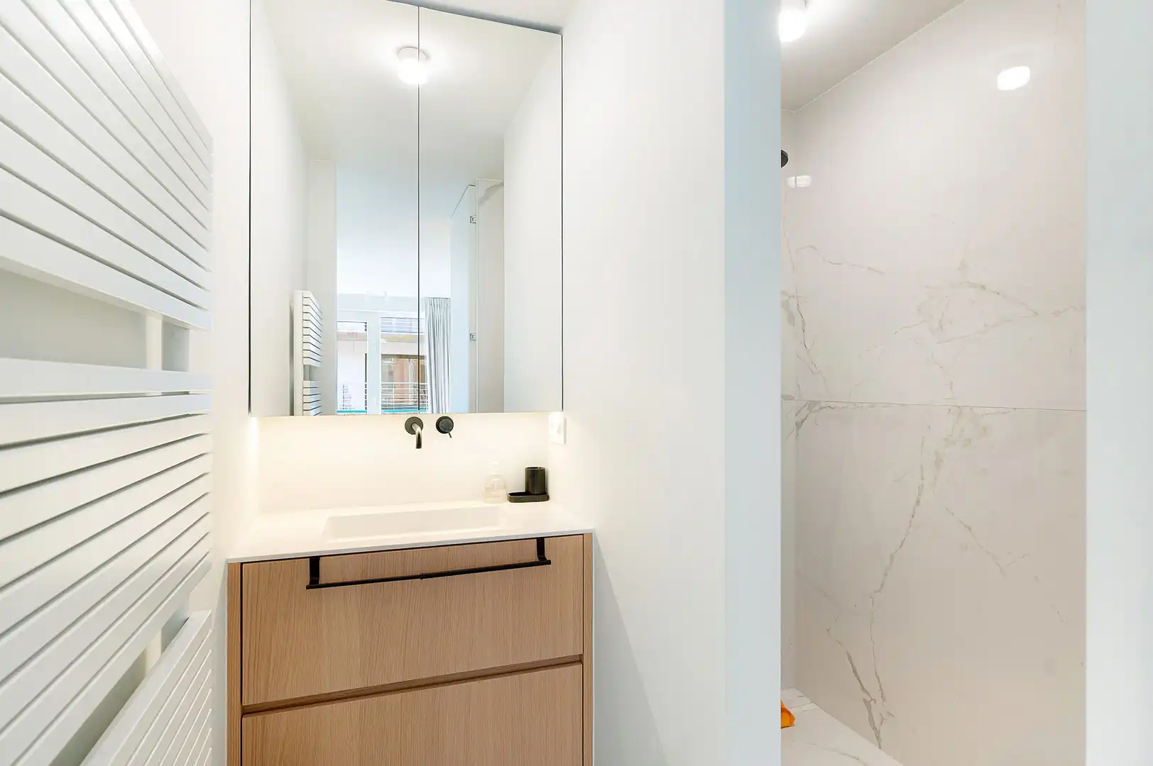 Instapklaar appartement gelegen op een centrale ligging te Knokke, vlakbij de winkels en de zee. foto 22