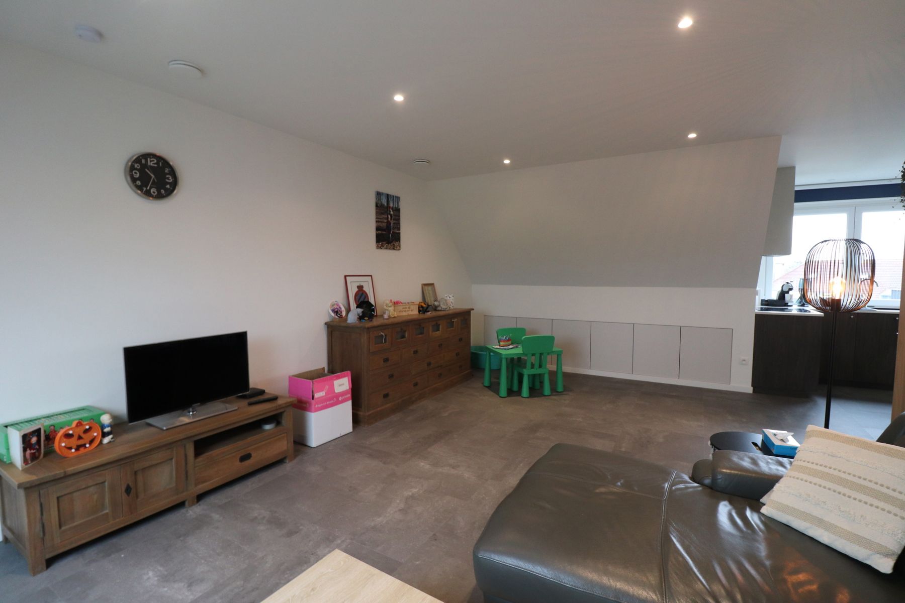 Gerenoveerd duplex-appartement met 3 slaapkamers, terras en autostaanplaats met fietsenberging. foto 2