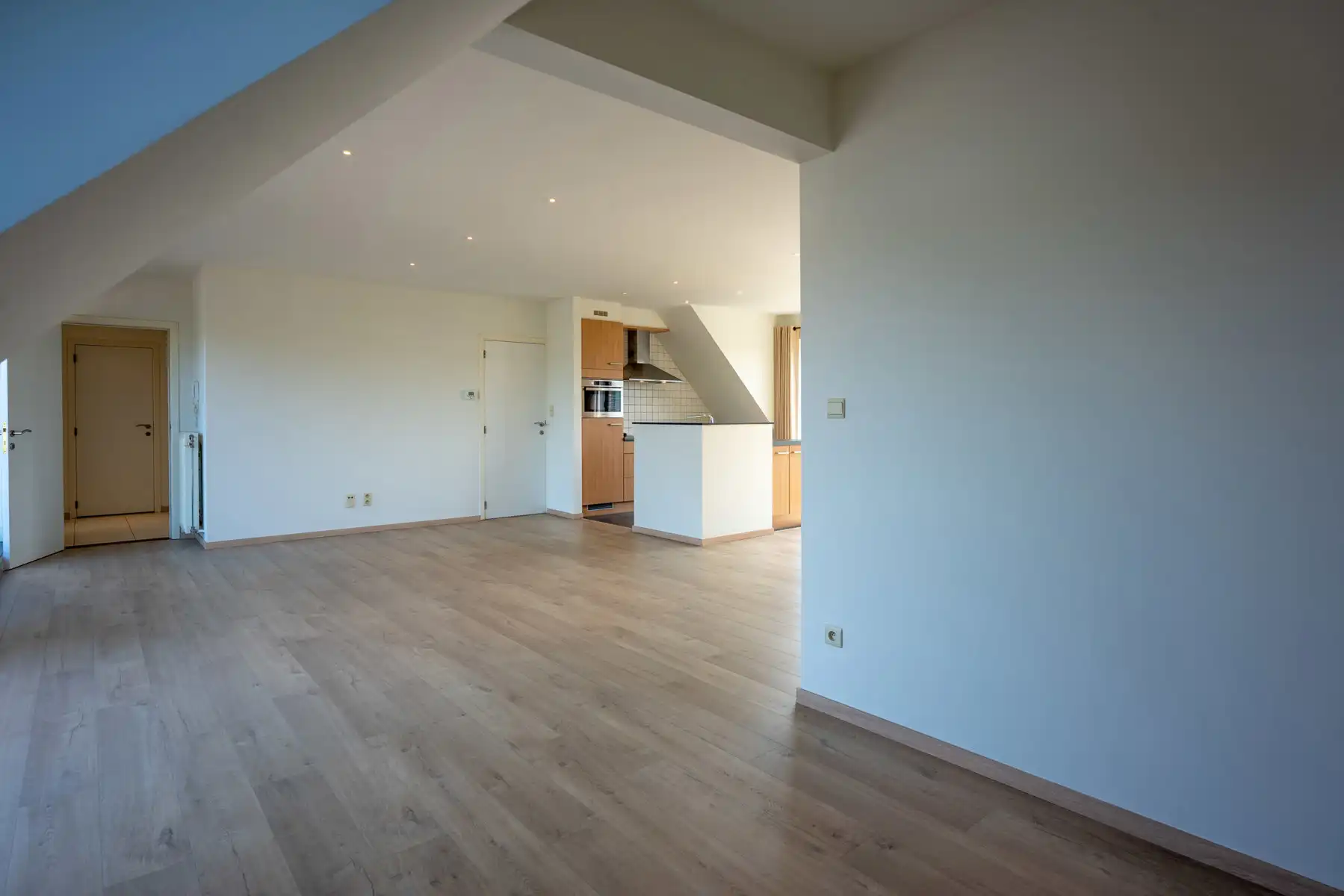 Instapklaar appartement, groot terras, staanplaats en lift! foto 5
