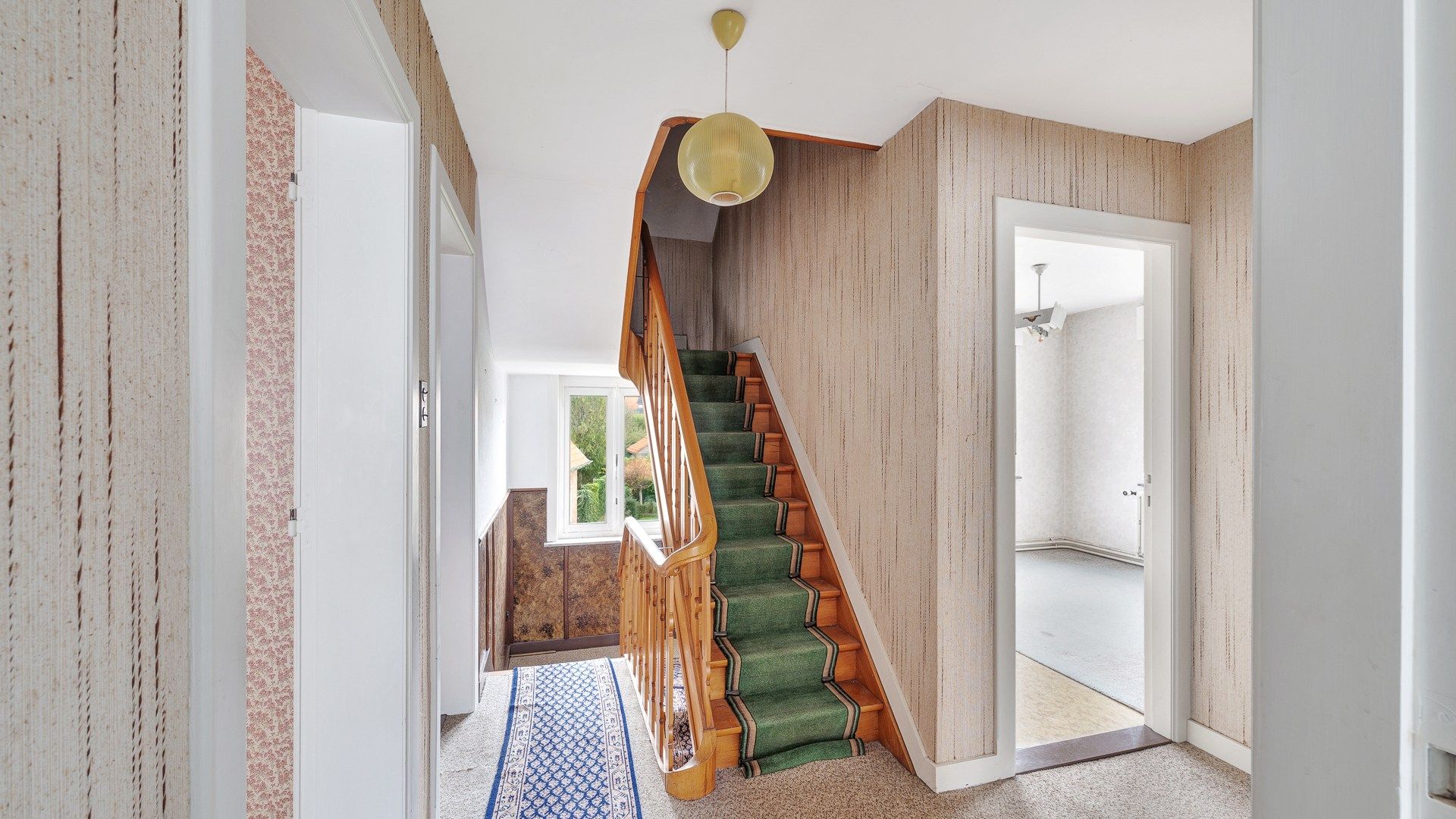 Klassieke villa met bijgebouwen, garage en prachtige tuin foto 18