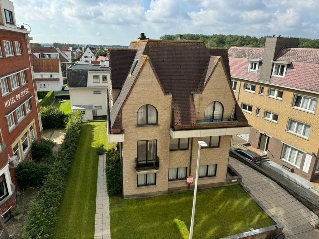 Groot (113m²) appartement met autostandplaats in villaresidentie te Duinbergen foto 1