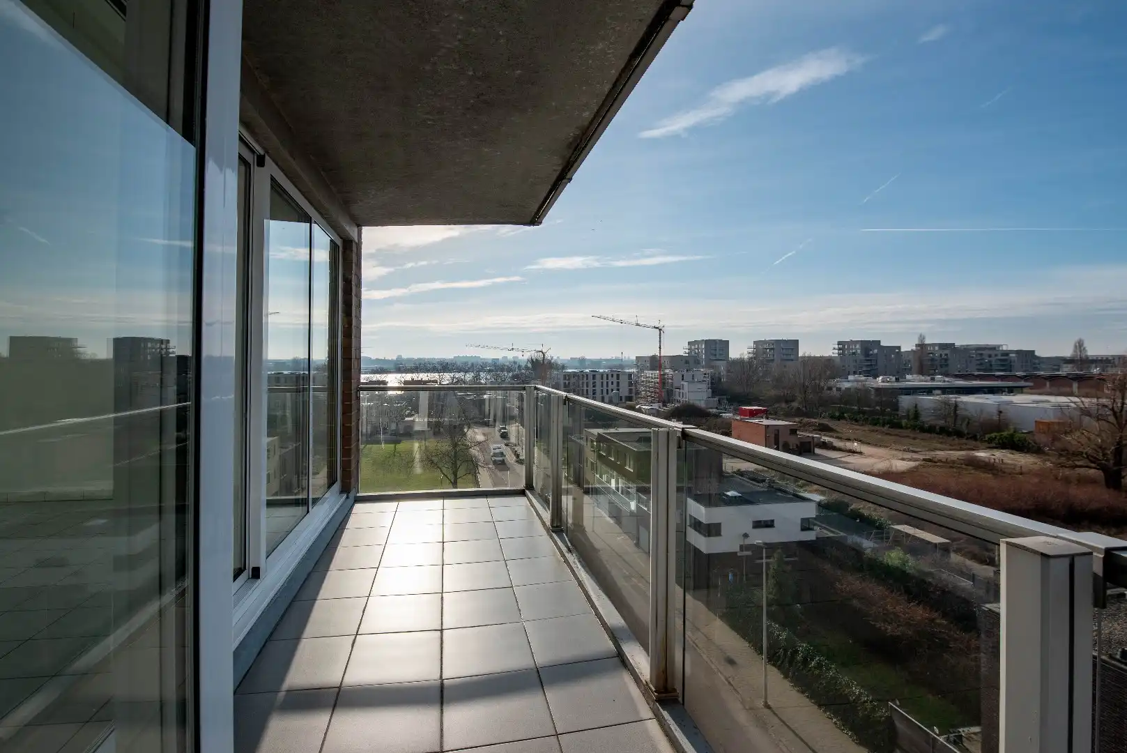 Lichtrijk appartement met mooi uitzicht, terras en garagebox foto 7