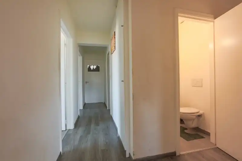 Centraal gelegen appartement van 94m² met 3 slaapkamers, kelder en garage (Energielabel B). (foto's via A. I. bewerkt) foto 4