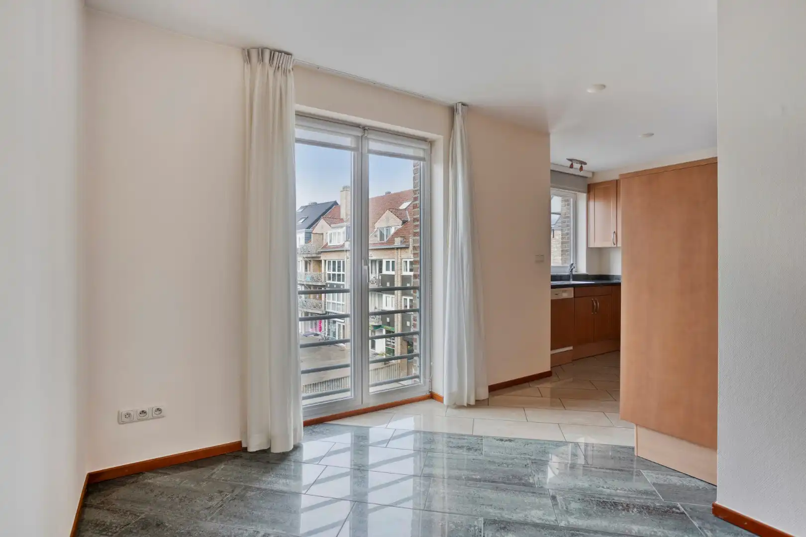 APPARTEMENT VAN 175m² MET 2 SLAAPKAMERS, 2 TERRASSEN en GESLOTEN GARAGE IN LANAKEN CENTRUM !  foto 9
