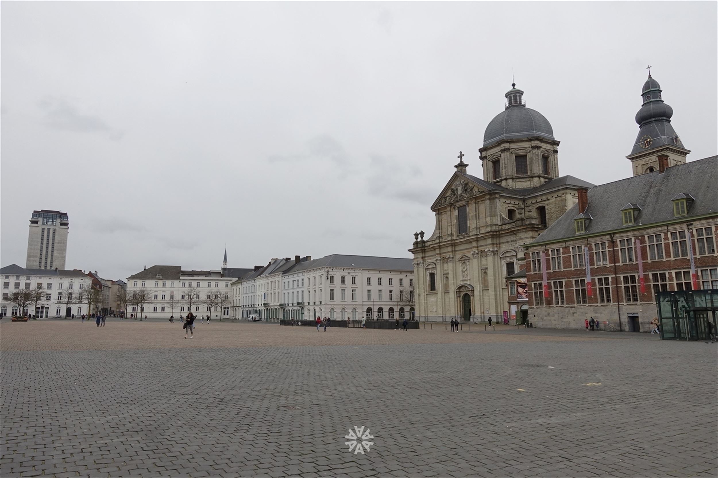 Instapklaar kantoor/ praktijkruimte/ vrij beroep te huur aan Sint-Pietersplein Gent foto 10