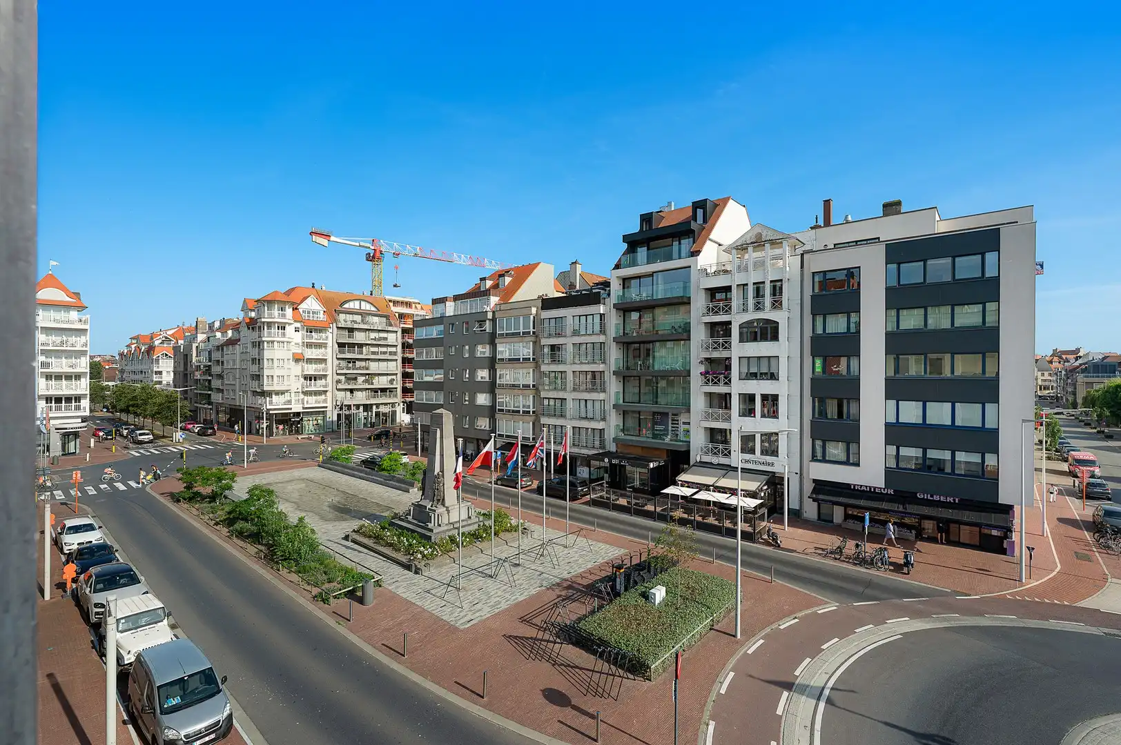 Stijlvol appartement op centrale locatie aan het Burgemeester Frans Desmedtplein. foto 4