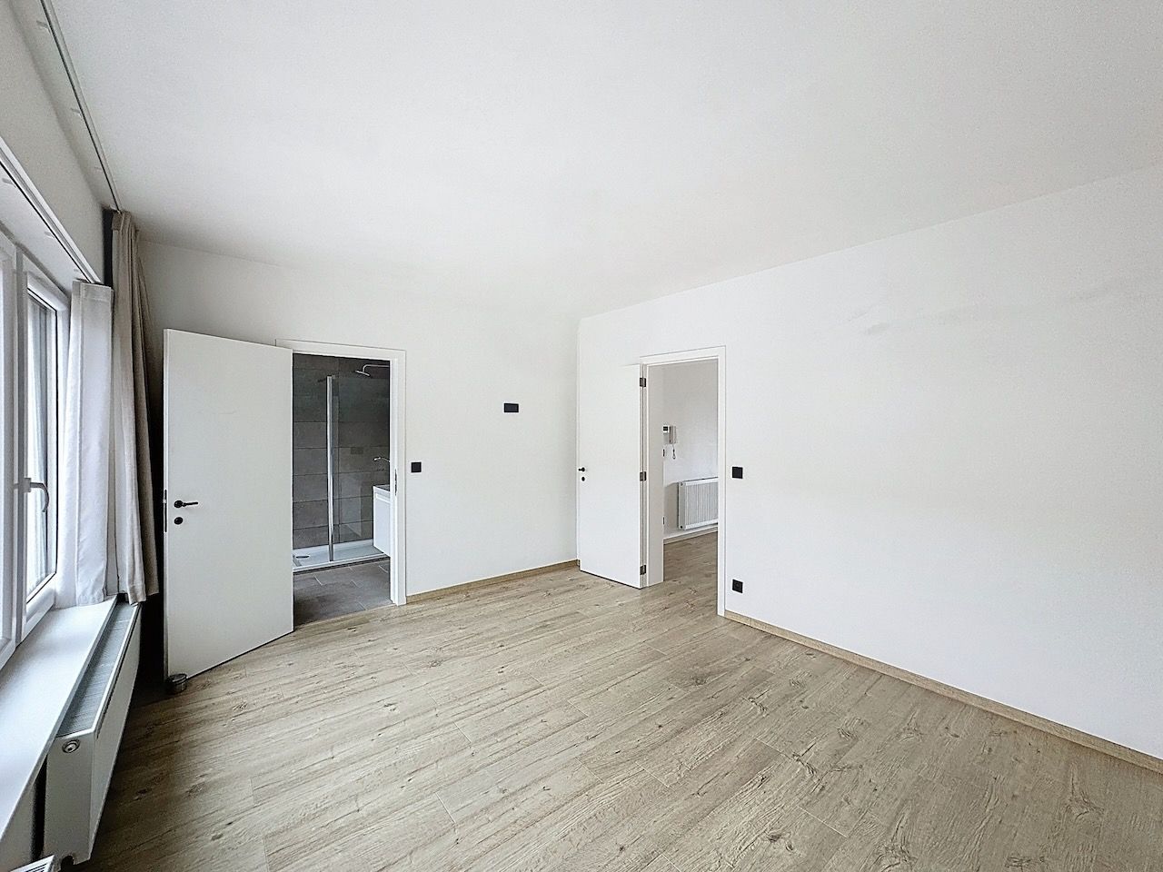 Lichtrijk één slaapkamer appartement met uitzonderlijk ruim west gericht terras. foto 23