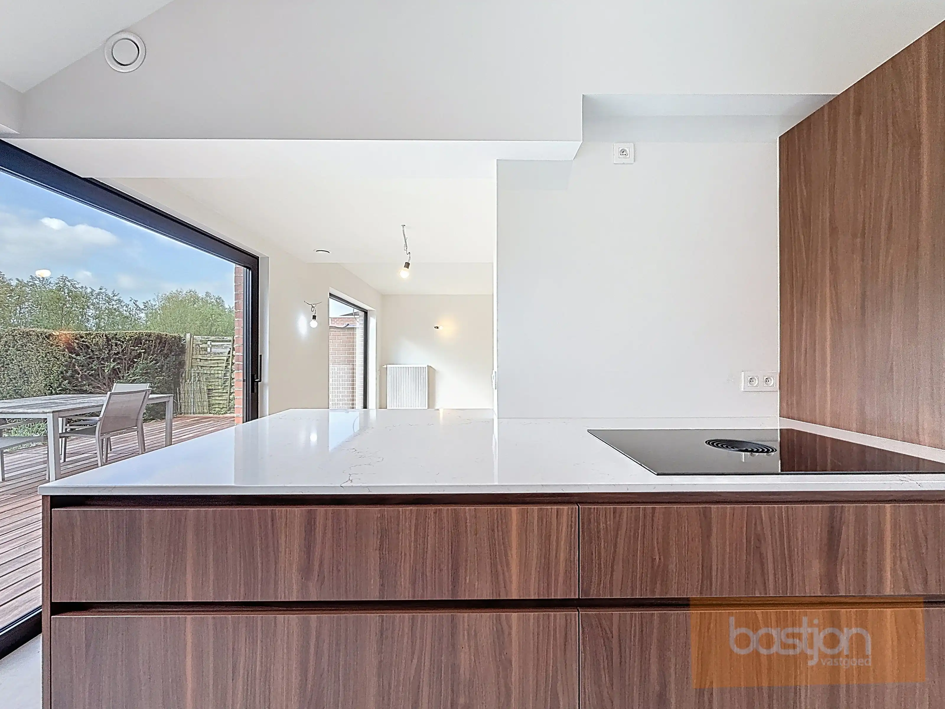 Volledig gerenoveerde, lichtrijke woning met uitzicht op het Preshoekbos foto 9