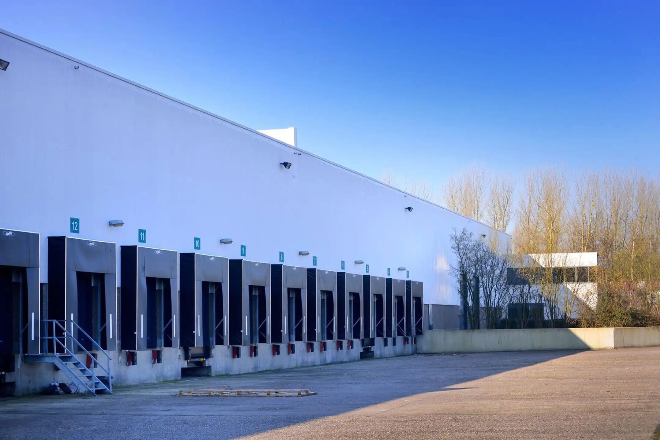 Uitstekend gelegen logistiek van 17.247 m² vlakbij de N16  foto {{pictureIndex}}