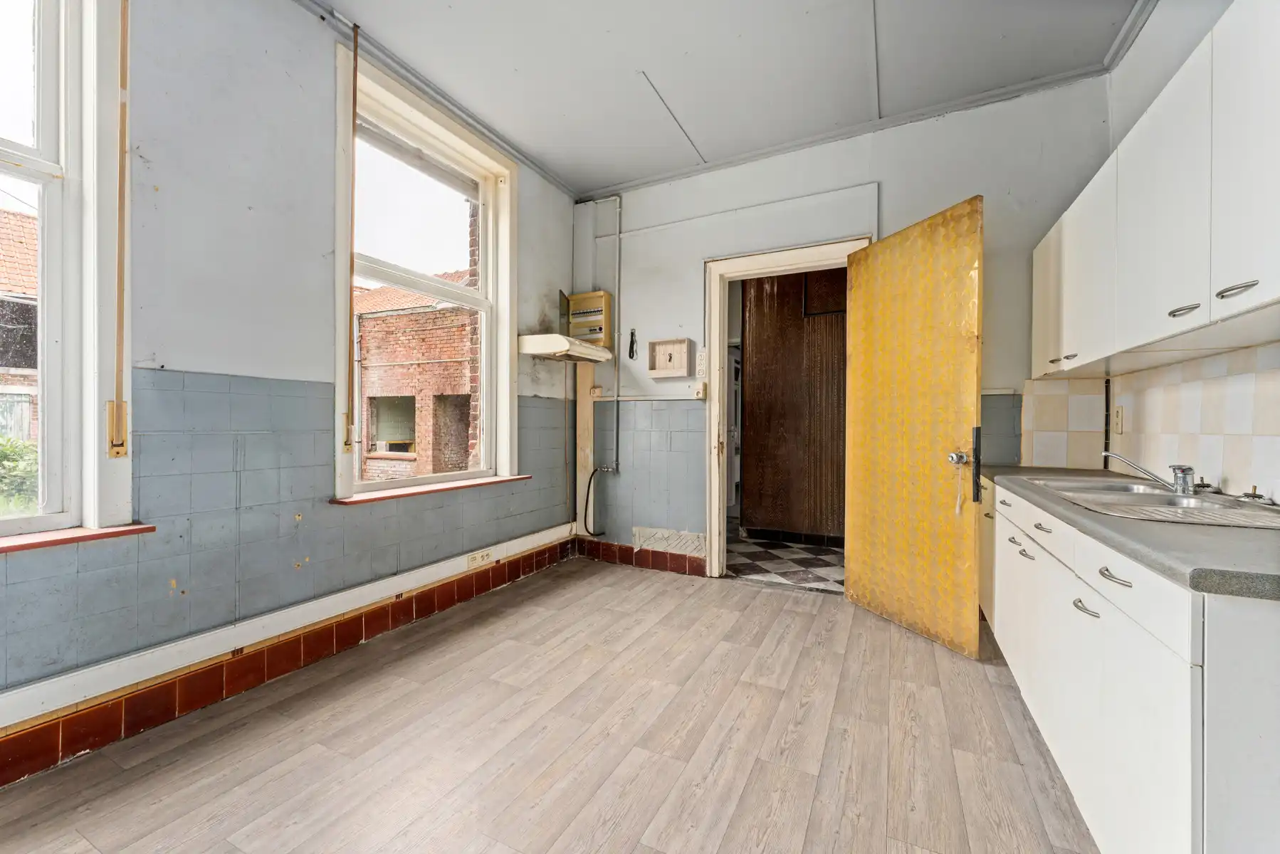 Ruime te renoveren woning met garage in centrum Kortemark foto 7