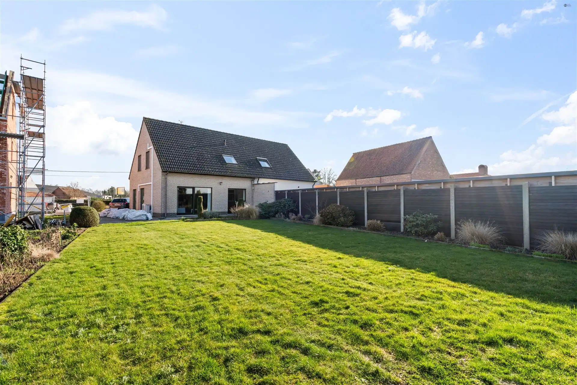 Goed onderhouden HOB met 3 slaapkamers op een ruim perceel foto {{pictureIndex}}