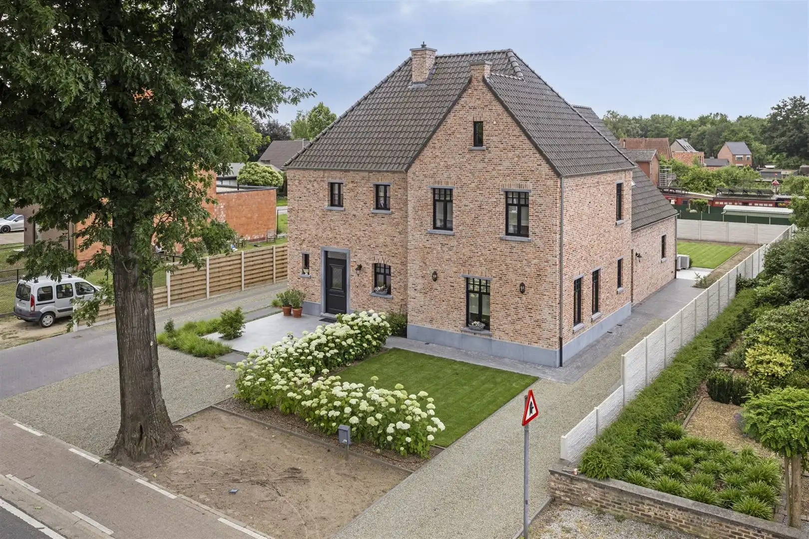 TE KOOP: Riante nieuwbouwwoning met zorgwoning te Zonhoven! foto {{pictureIndex}}