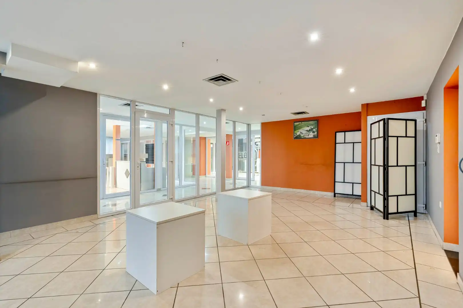 Bedrijfsgebouw met kantoren, magazijnen en woonst - groot 2580 m² foto 6