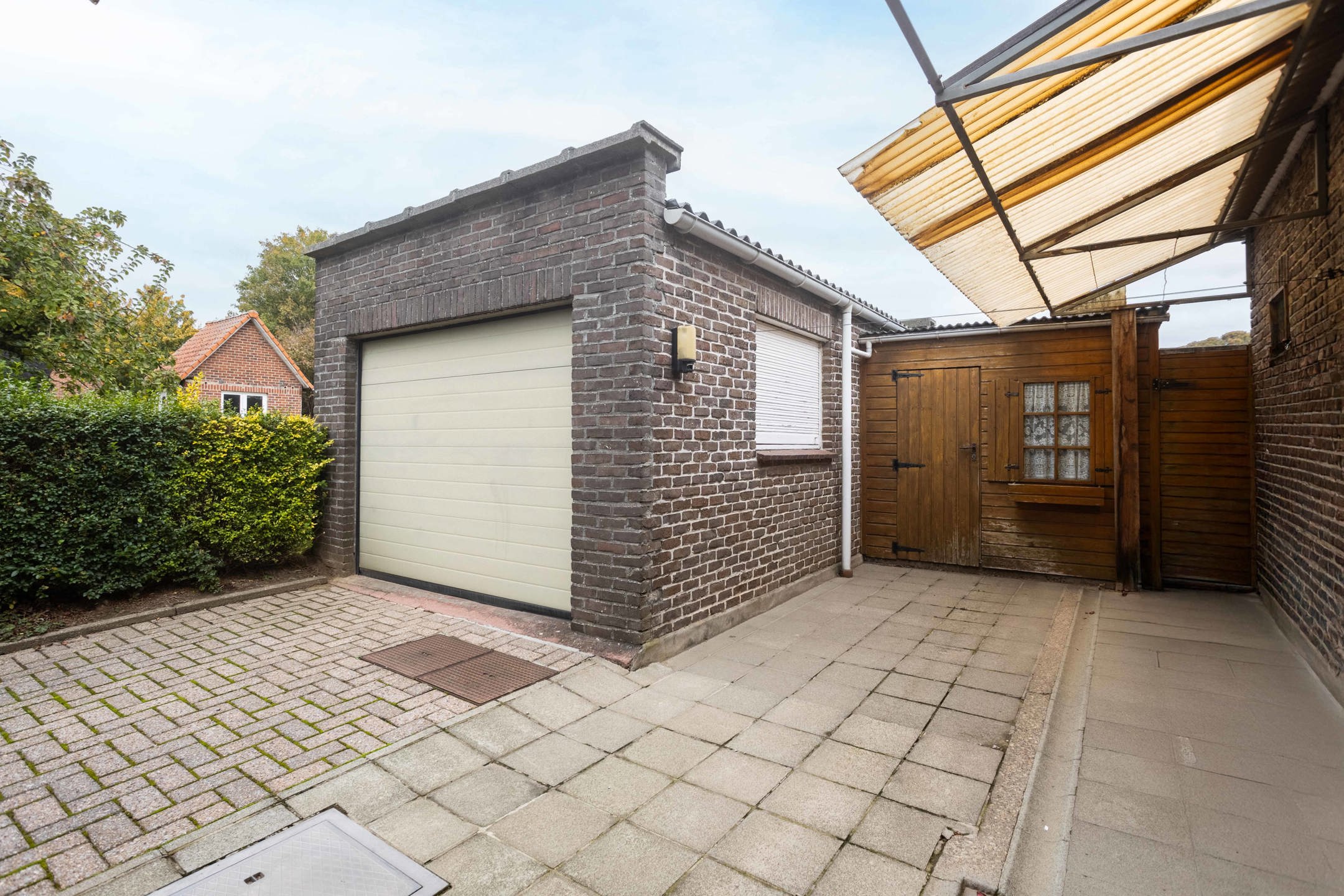 Te renoveren solide woning met garage op uitstekende locatie foto 23