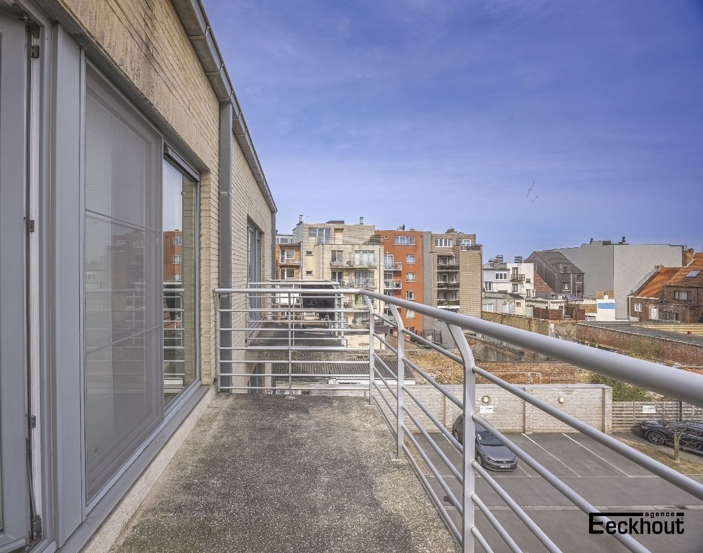 Verzorgd en modern appartement met zonnig terras foto 10