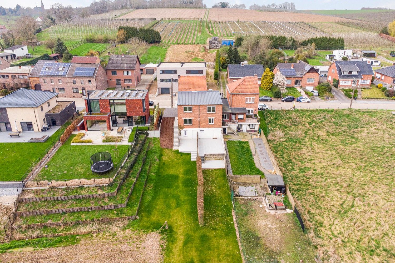 Volledig vernieuwd appartementsgebouw met twee drie slaapkamer appartementen met tuin. foto 57