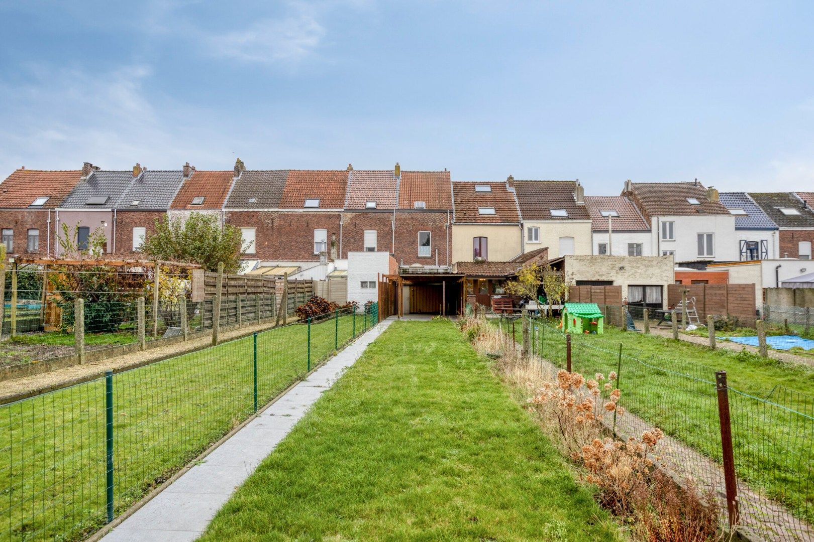 Goedgelegen rijwoning foto 12