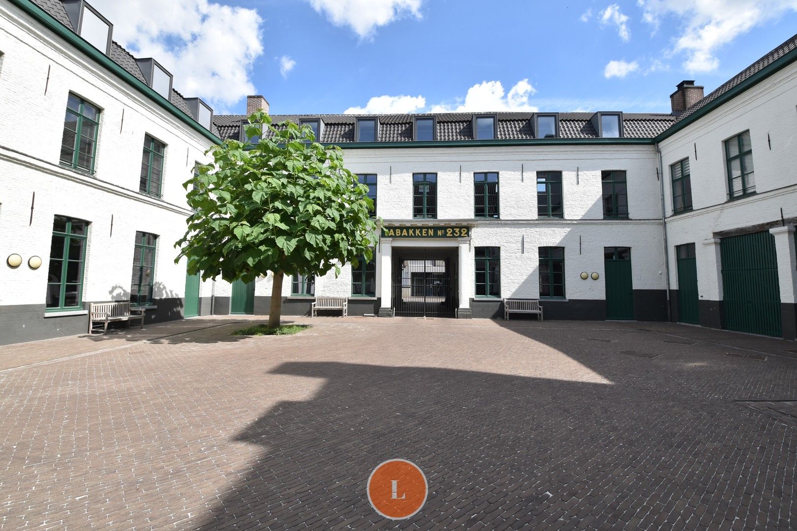Klassevol appartement met een ruim terras én garage! foto {{pictureIndex}}