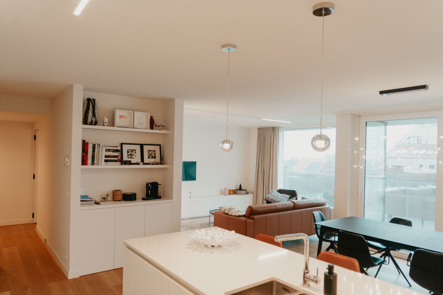 GEMEUBELD - Recent apartement met 11 meter gevelbreedte!   foto 1