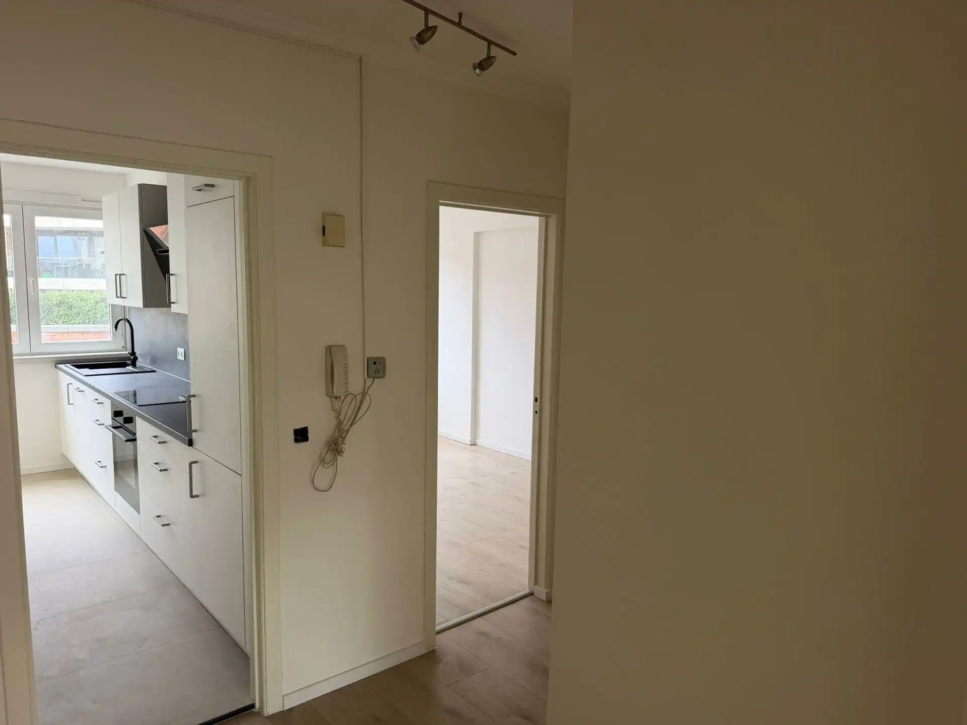 GENK te koop: gerenoveerd appartement met 2 slaapkamers foto 11