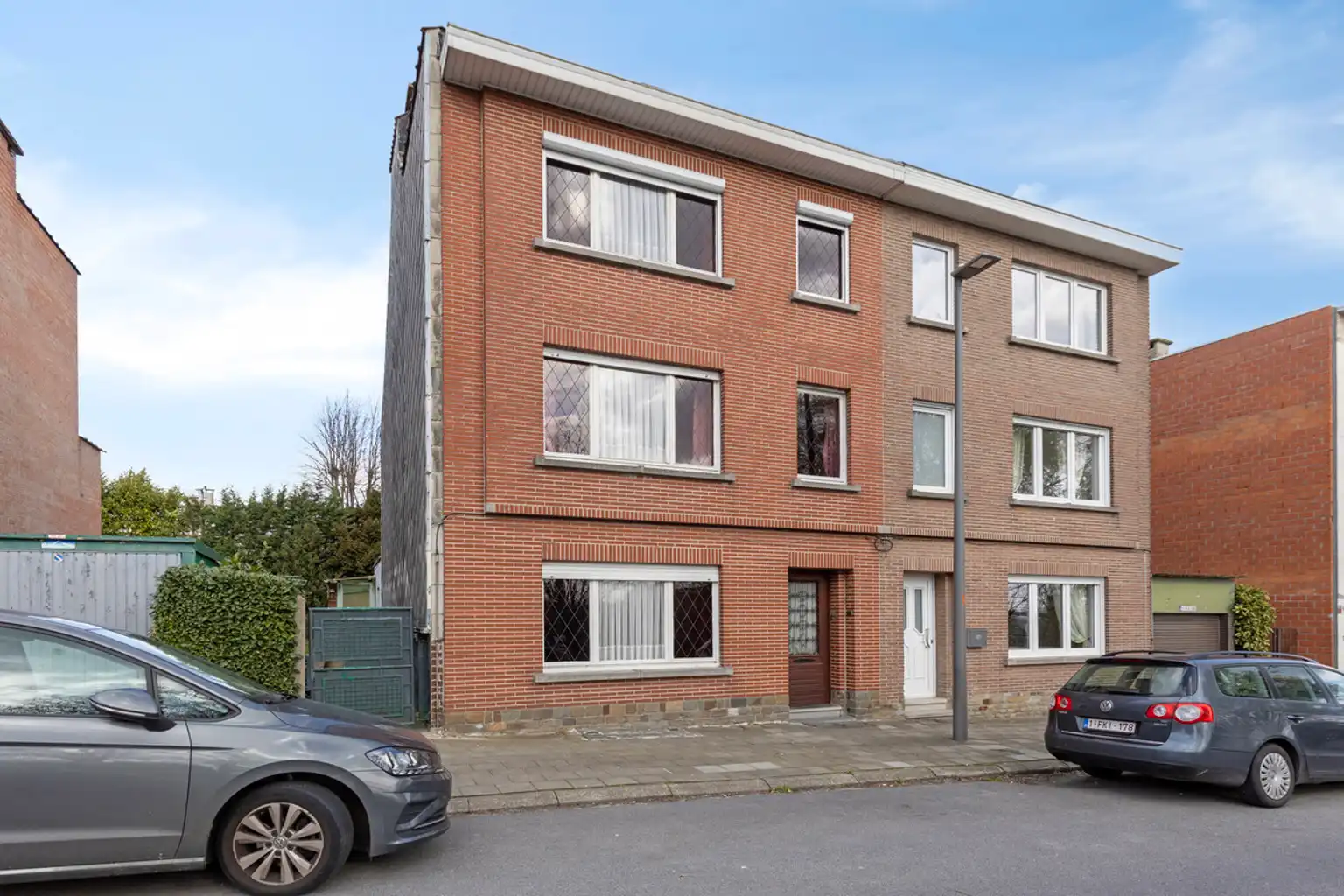 Hoofdfoto van de publicatie: Ruime te renoveren tweegevelwoning op gunstige locatie