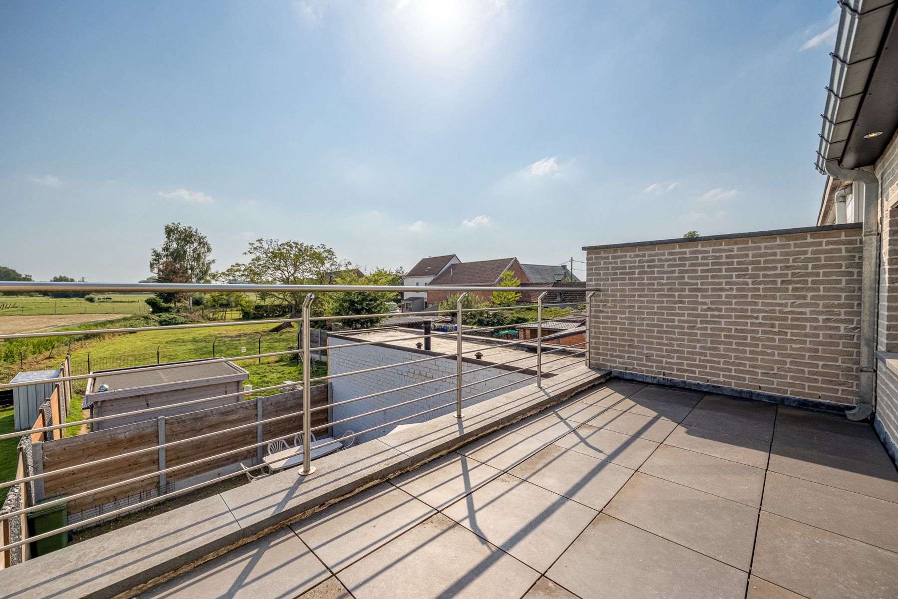 Moderne gezinswoning in landelijke omgeving. foto 2