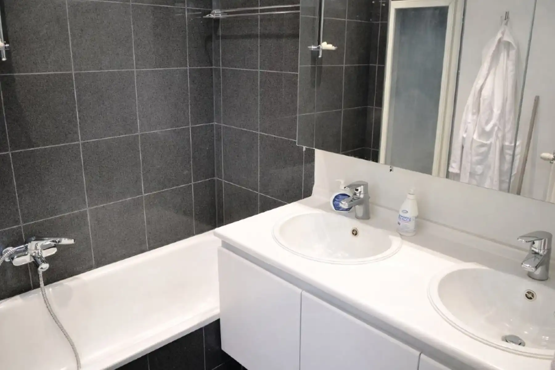 LICHTRIJK - Geronoveerd 1 slpk. appartement met terras foto 6