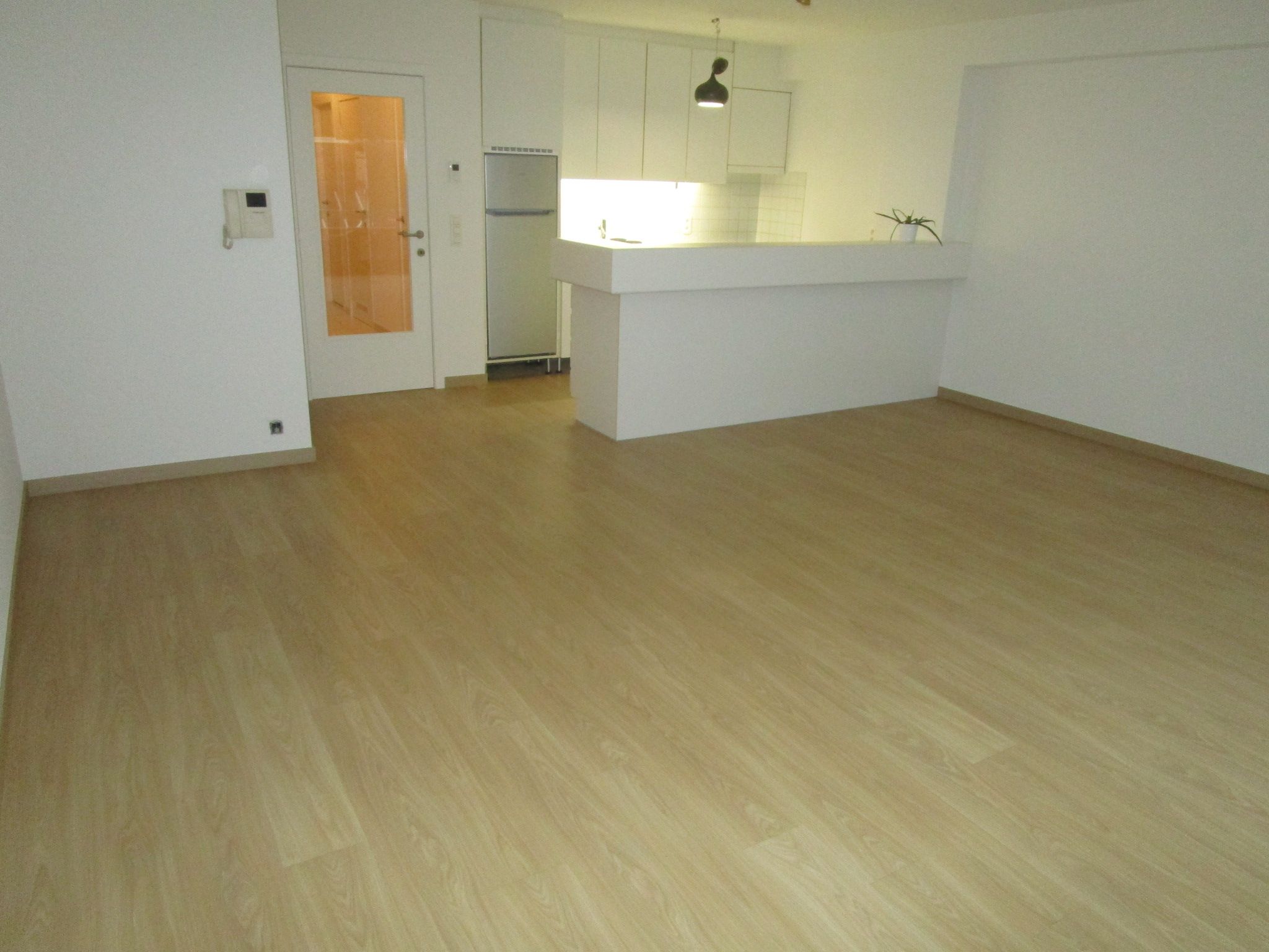 Ruim ongemeubeld appartement met 2 slaapkamers in volle centrum met breed zongericht balkon aan de woonkamer. foto 3