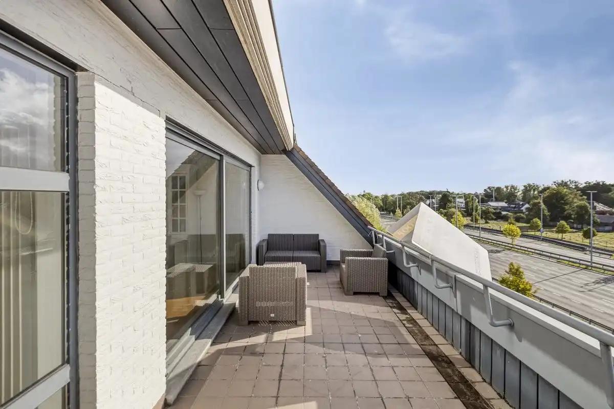 RUIM DUPLEXAPPARTEMENT VAN 144 M² MET 3 SLPK'S IN HASSELT foto 4