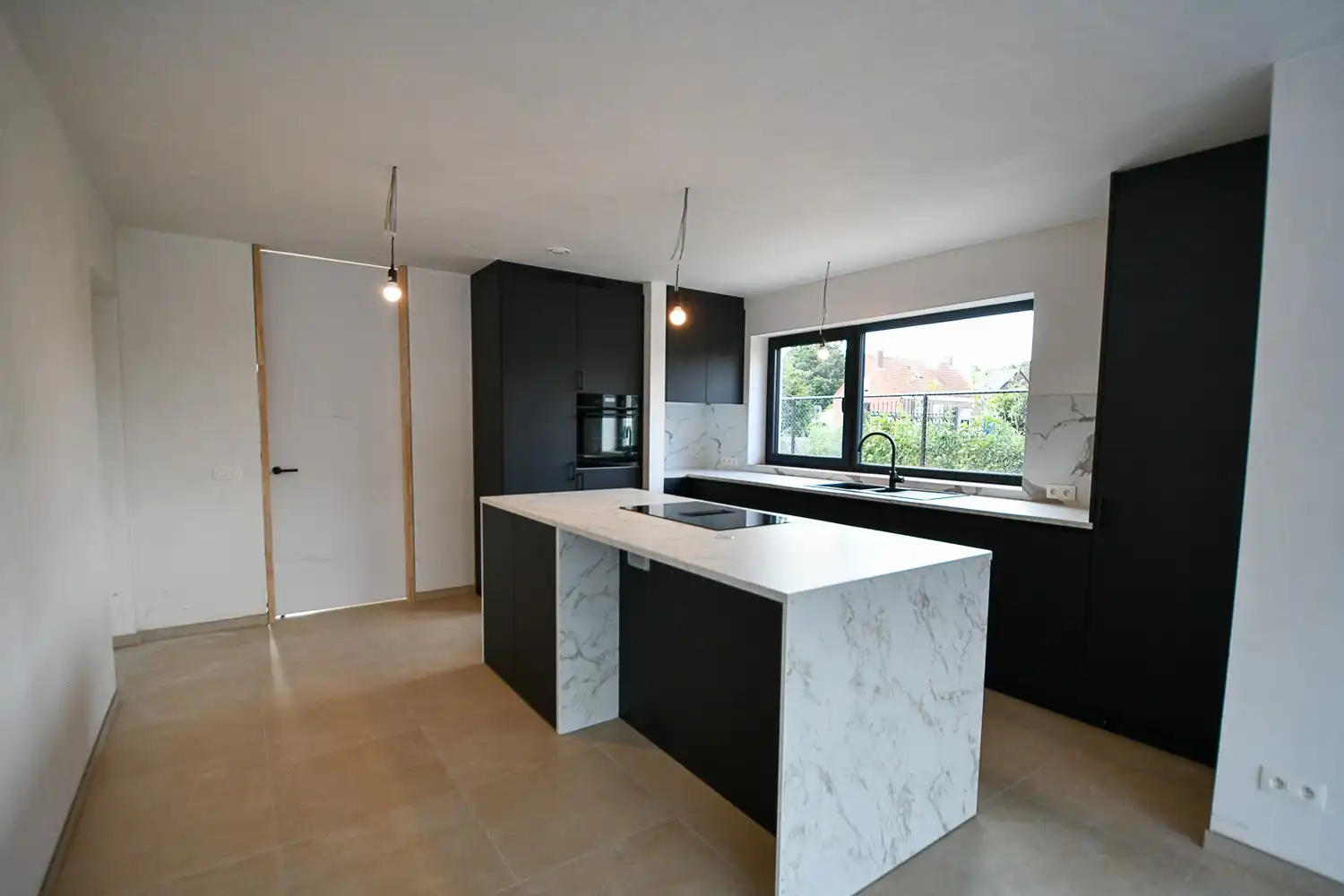 Instapklare nieuwbouwwoning met 4 slaapkamers en hoge afwerkingsgraad foto 2