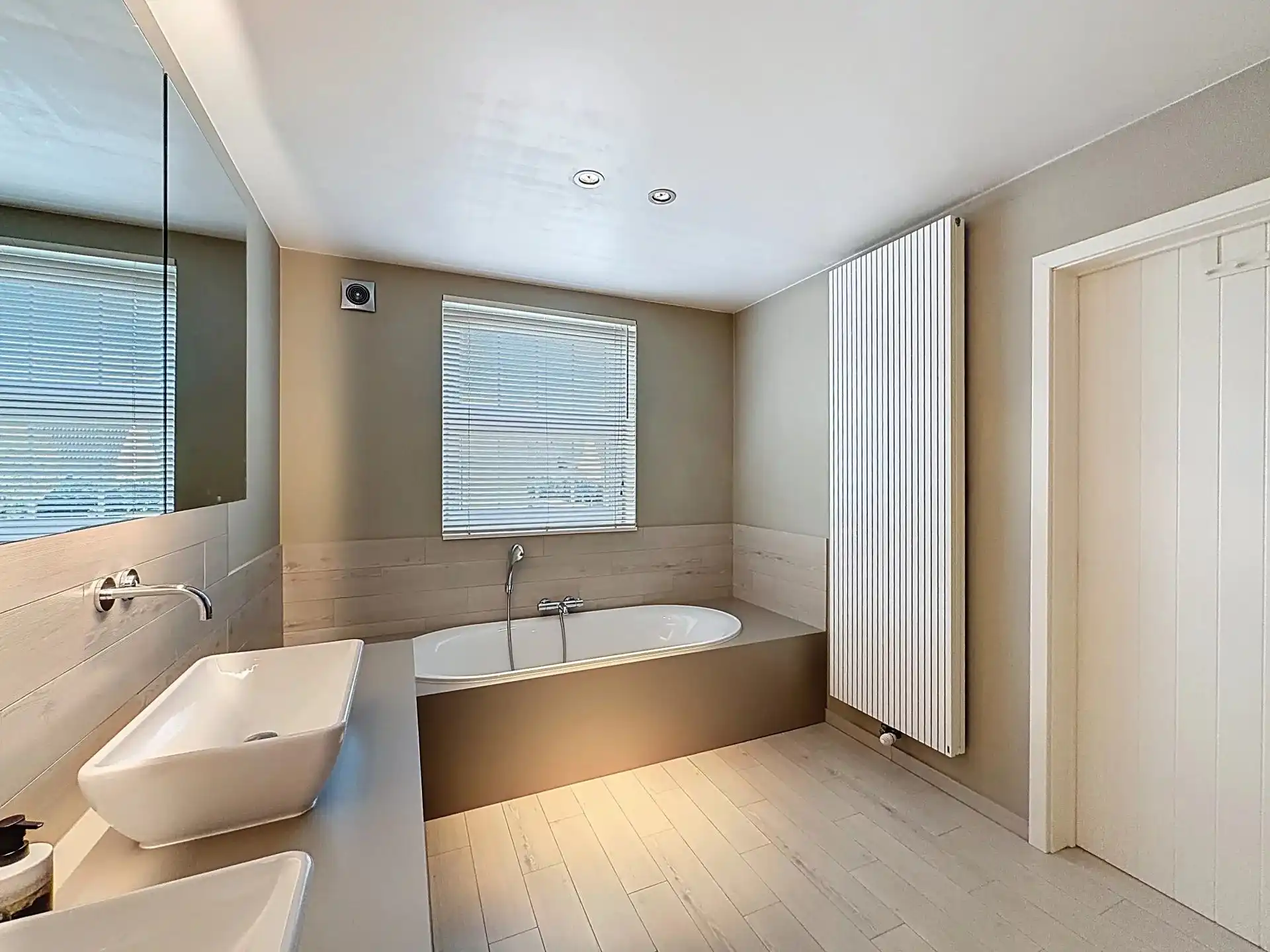 Prachtige luxueus ingerichte woning met 4 slaapkamers en 2 badkamers op een mooi perceel met bijgebouw. foto 27