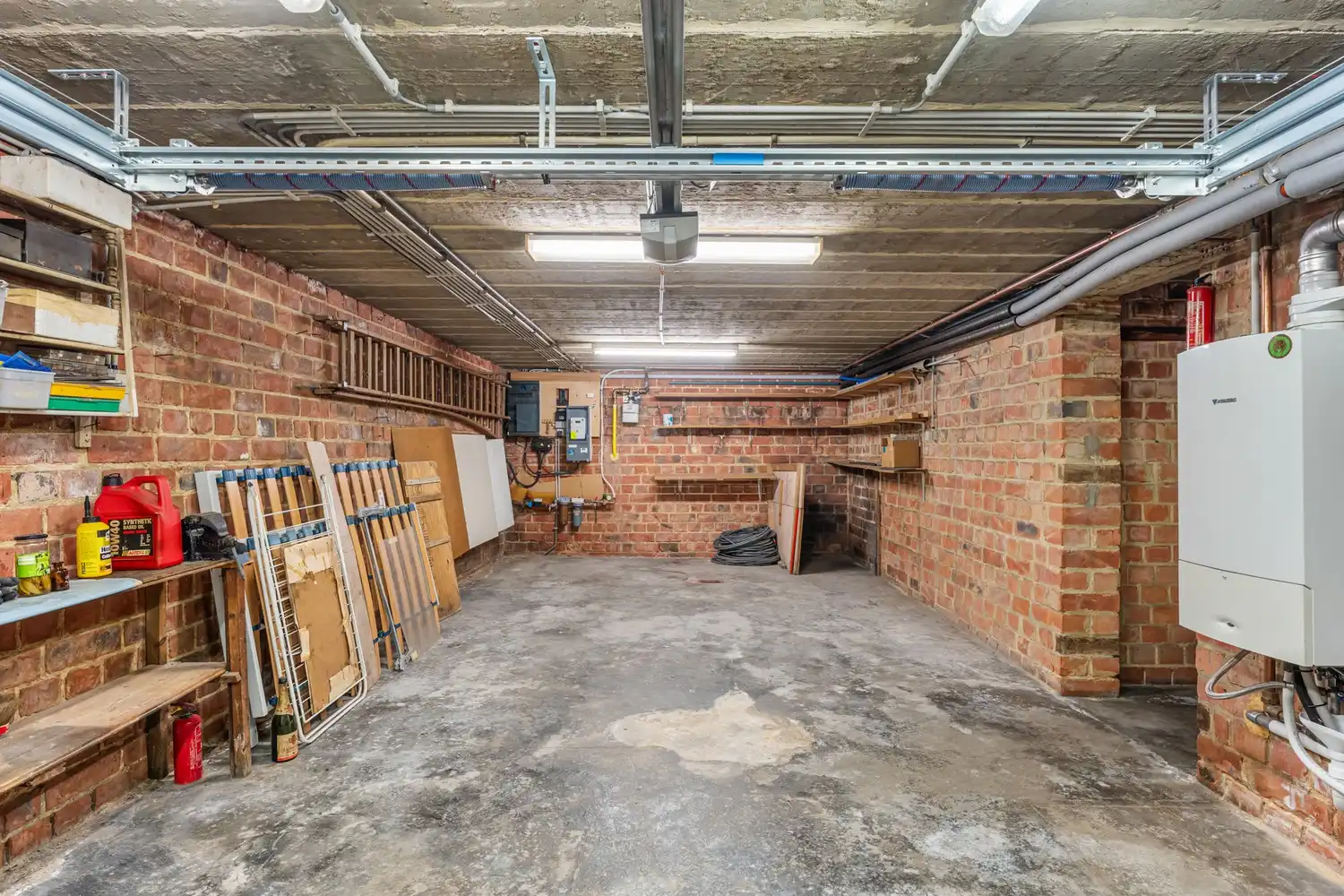 Goed gelegen en half open woning met 3 ruime slaapkamers, een extra leefruimte, een garage en een tuin te Kessel-Lo! foto 22