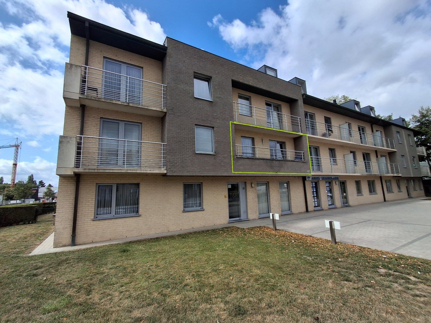 INSTAPKLAAR APPARTEMENT MET 2 SLPKS | 2 TERRASSEN EN STAANPLAATS IN HARTJE KNESSELARE foto {{pictureIndex}}