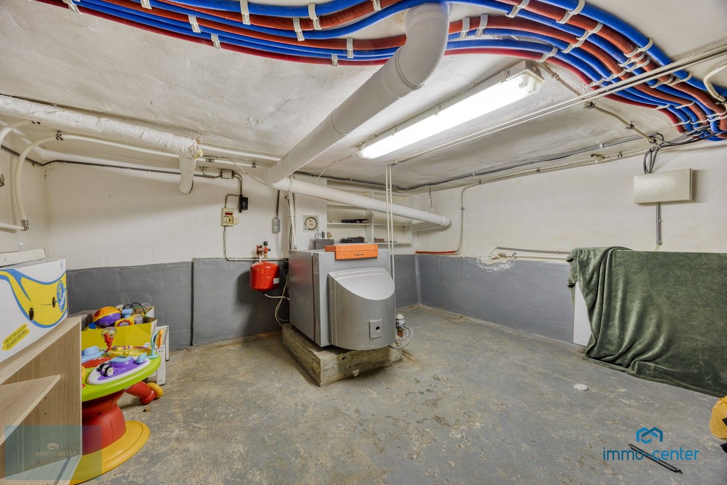 Instapklare halfopen woning met zonnepanelen en garage in Diepenbeek foto 16
