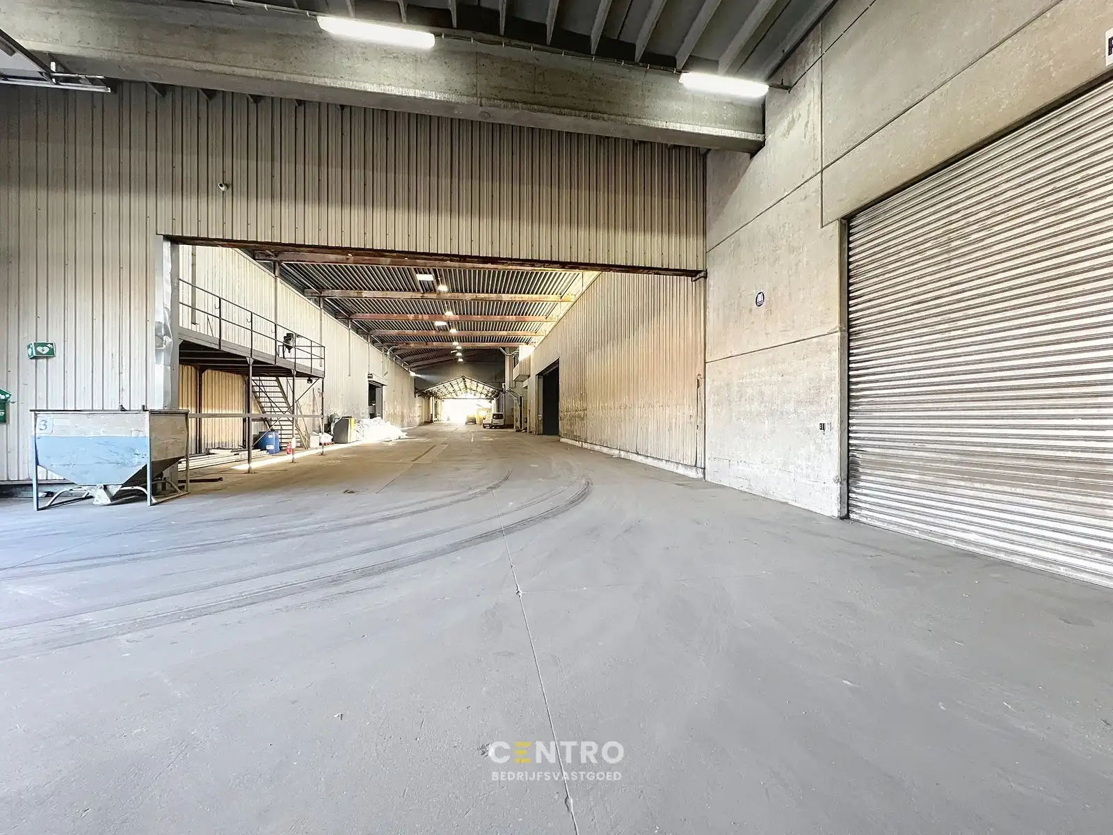 Magazijn van 330m² met vrije hoogte van 7,90m op industriële site , te Kerkhove (Avelgem). foto 2