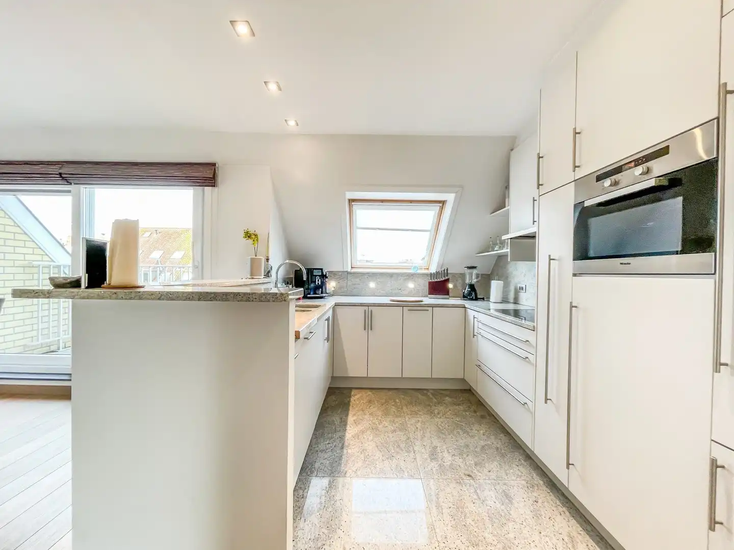 Gemeubeld duplex dakapp. met circa 16 m² terras gelegen in de P. Parmentierlaan op wandelafstand van het Rubensplein en de Zeedijk. foto 8