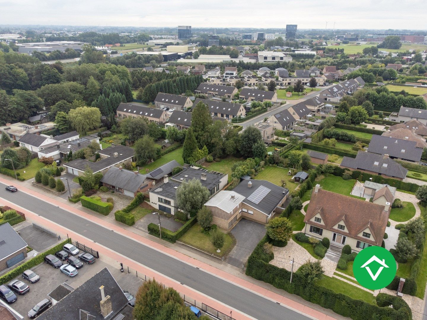 Ruime, onder kelderde architectenwoning met 3 slaapkamers, tuin en zwembad foto 28