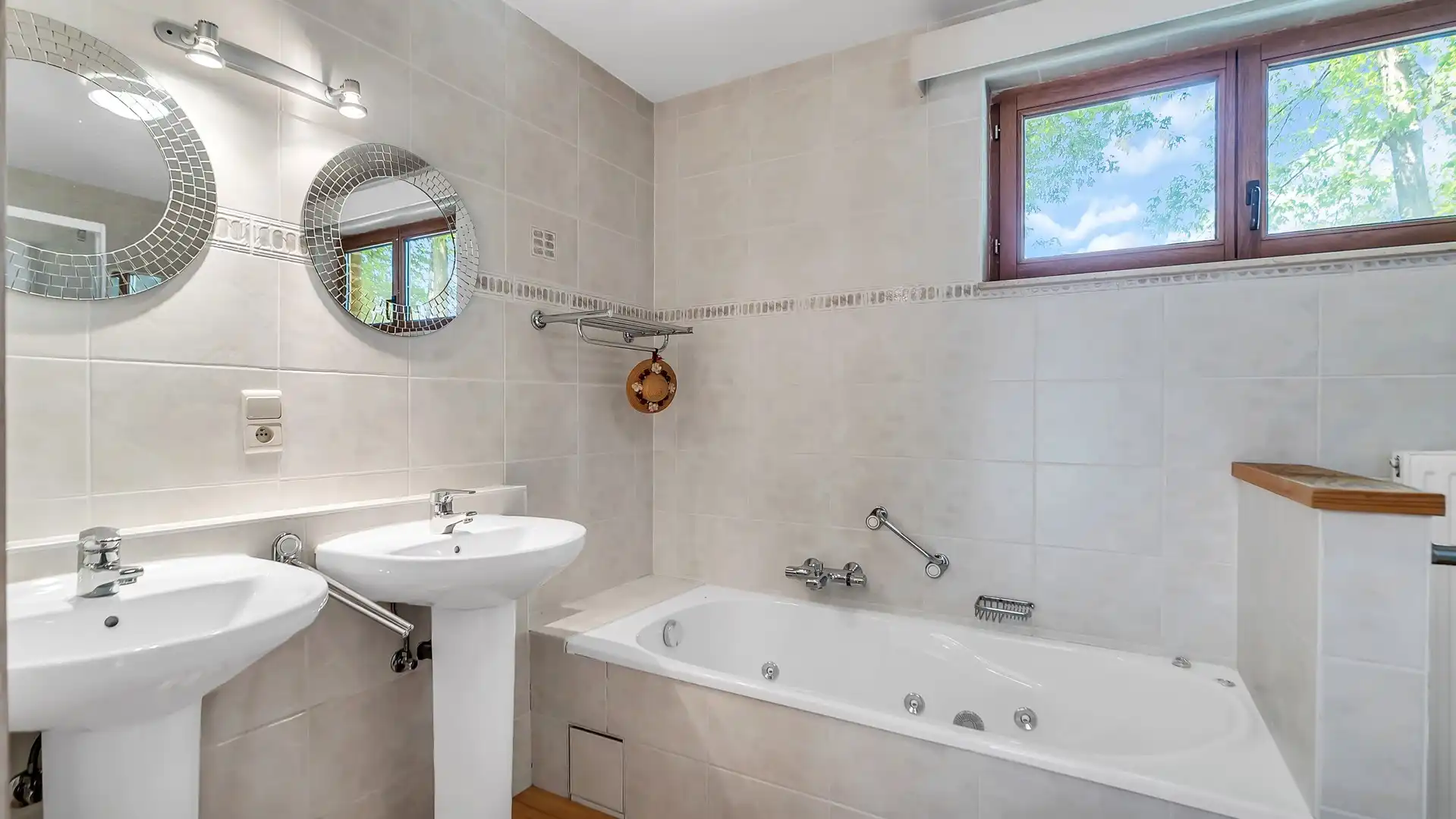 Ruime en instapklare woning met zwembad in Genk (Bret) foto 21