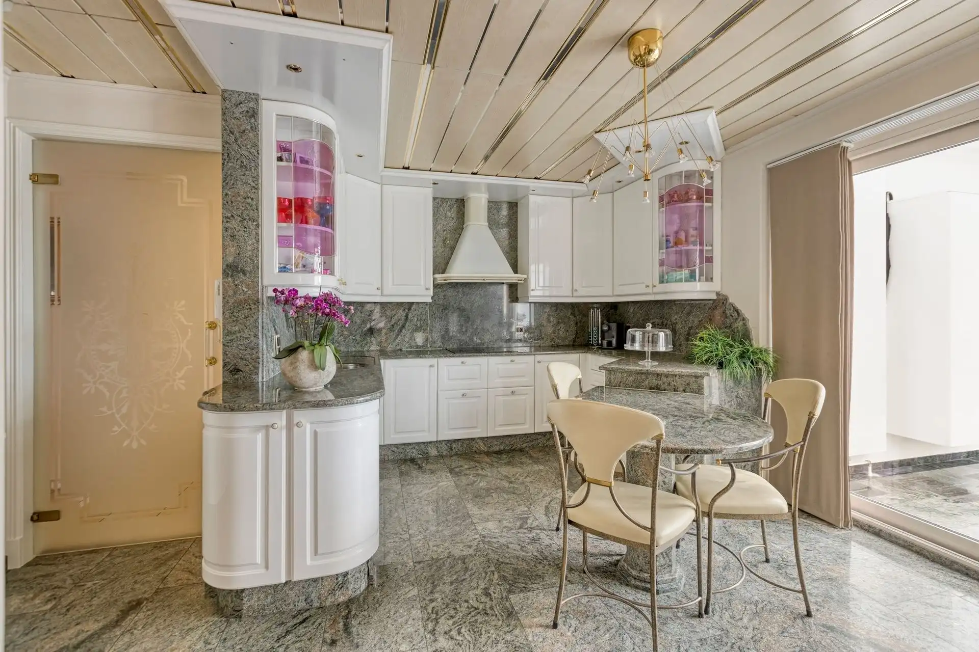 Vrijstaande villa van 306 m² op 17a95ca, gelegen vlak bij Connecterra, de toegangspoort tot het Nationaal Park Hoge Kempen, en op wandelafstand van Maasmechelen Village! foto 13