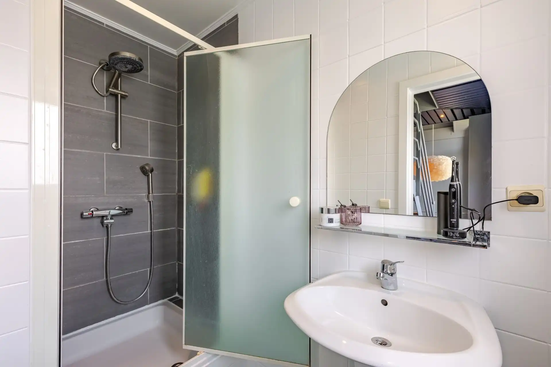 Instapklare en ruime gezinswoning met 5 slaapkamers, zonnige tuin en extra praktijk-/kantoorruimte op topligging te Aalst  foto 25