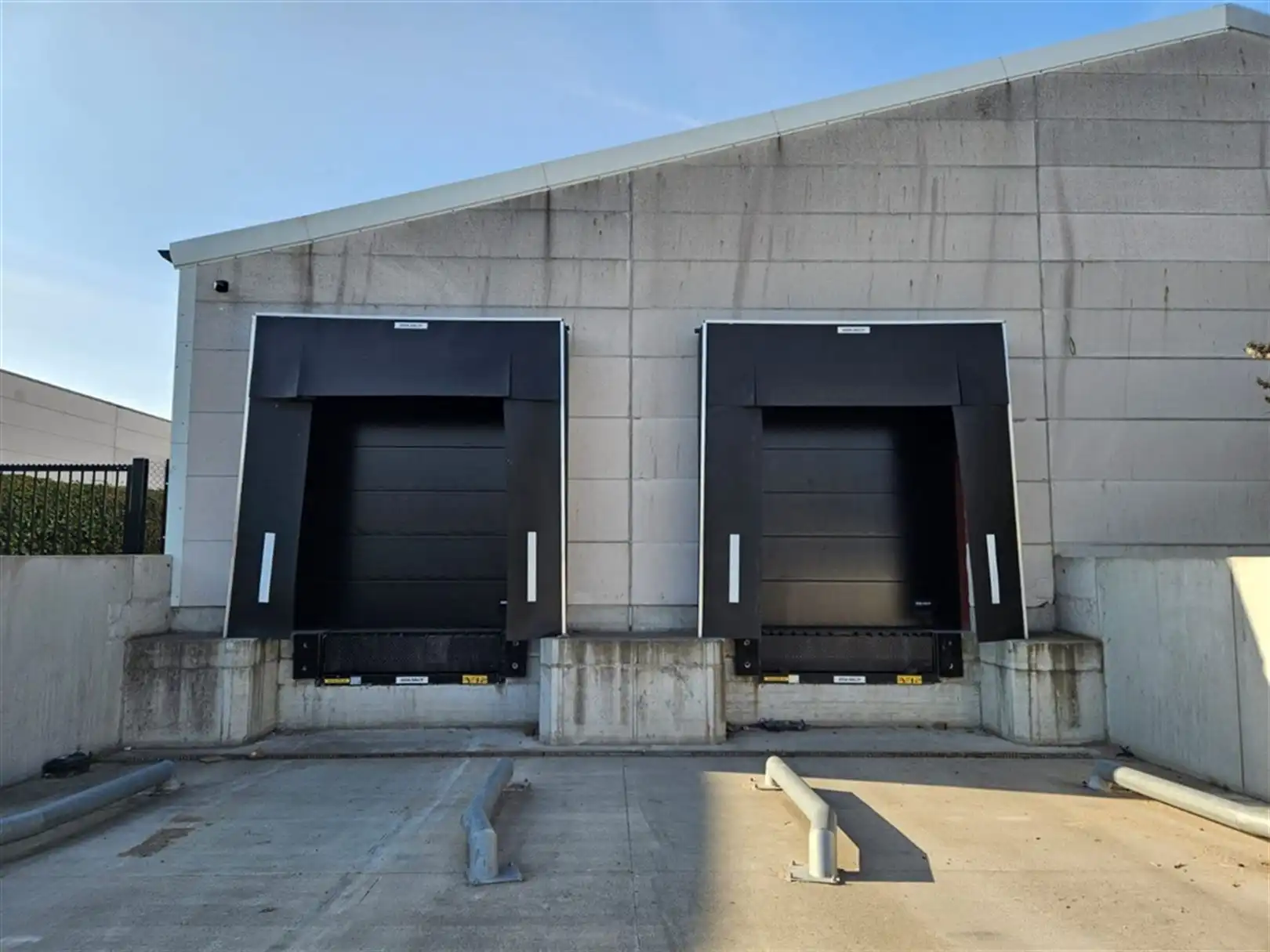 Magazijn met laadkades en kantoren foto 3