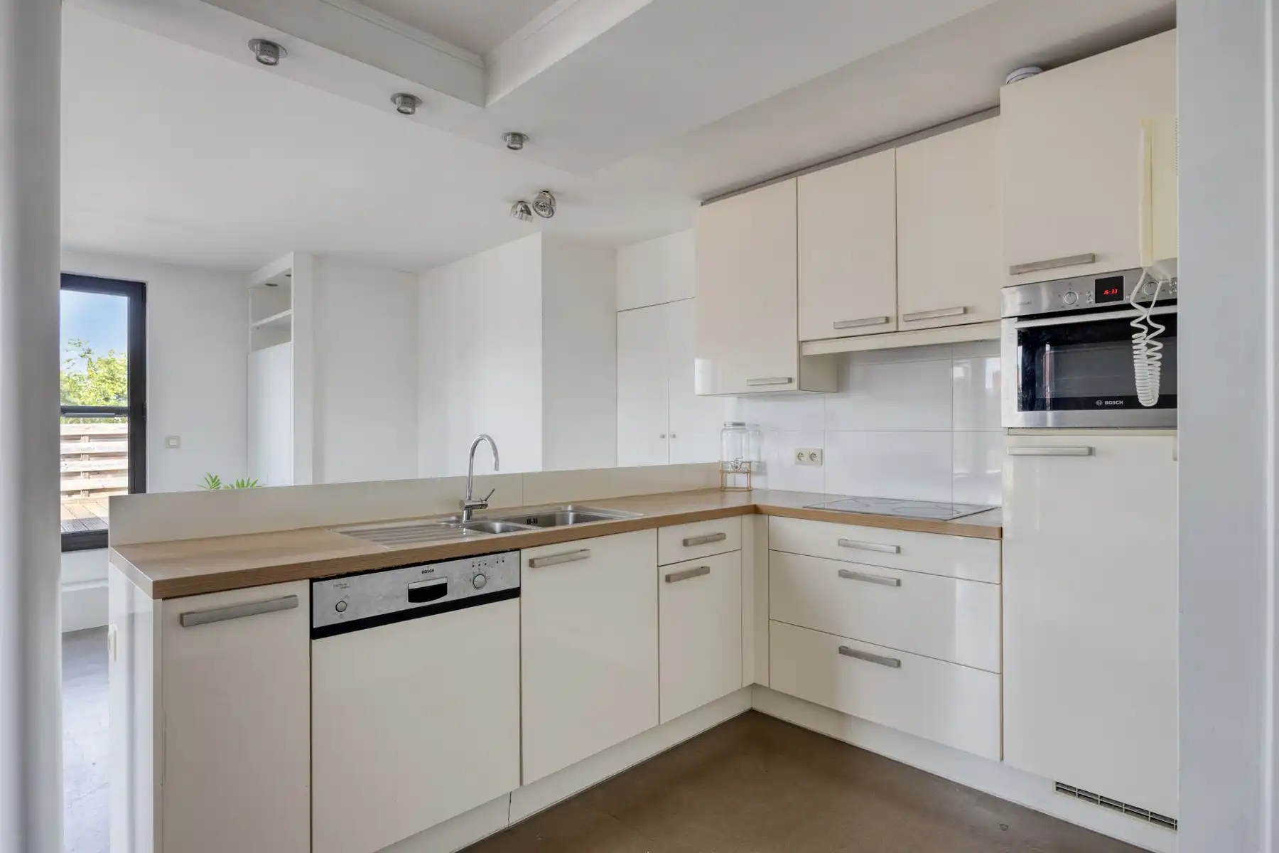 Lichtrijk instapklaar 1-slk appartement met ruim terras! foto 7