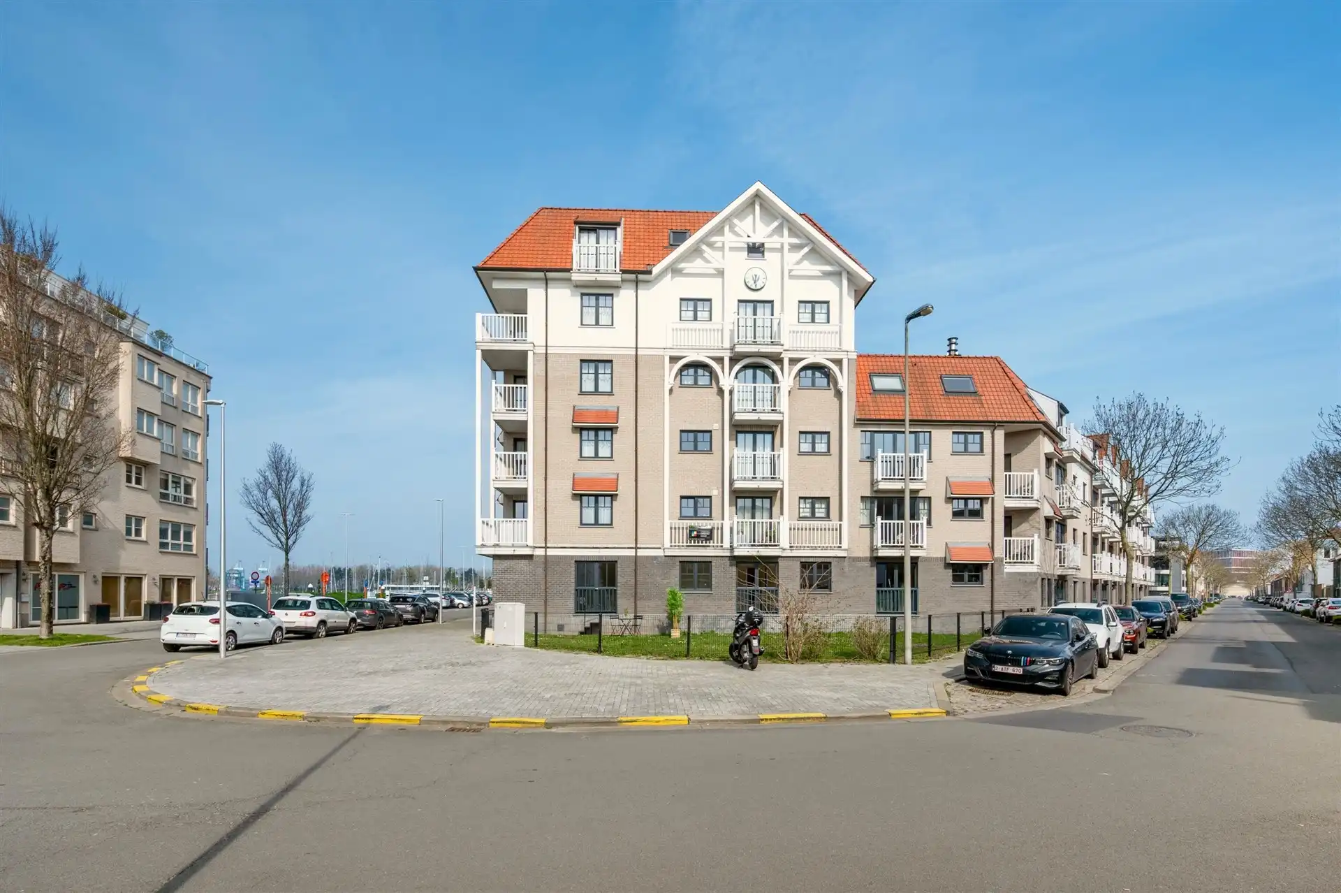 Prachtig gelijkvloers hoekappartement met 2 slpks foto 3