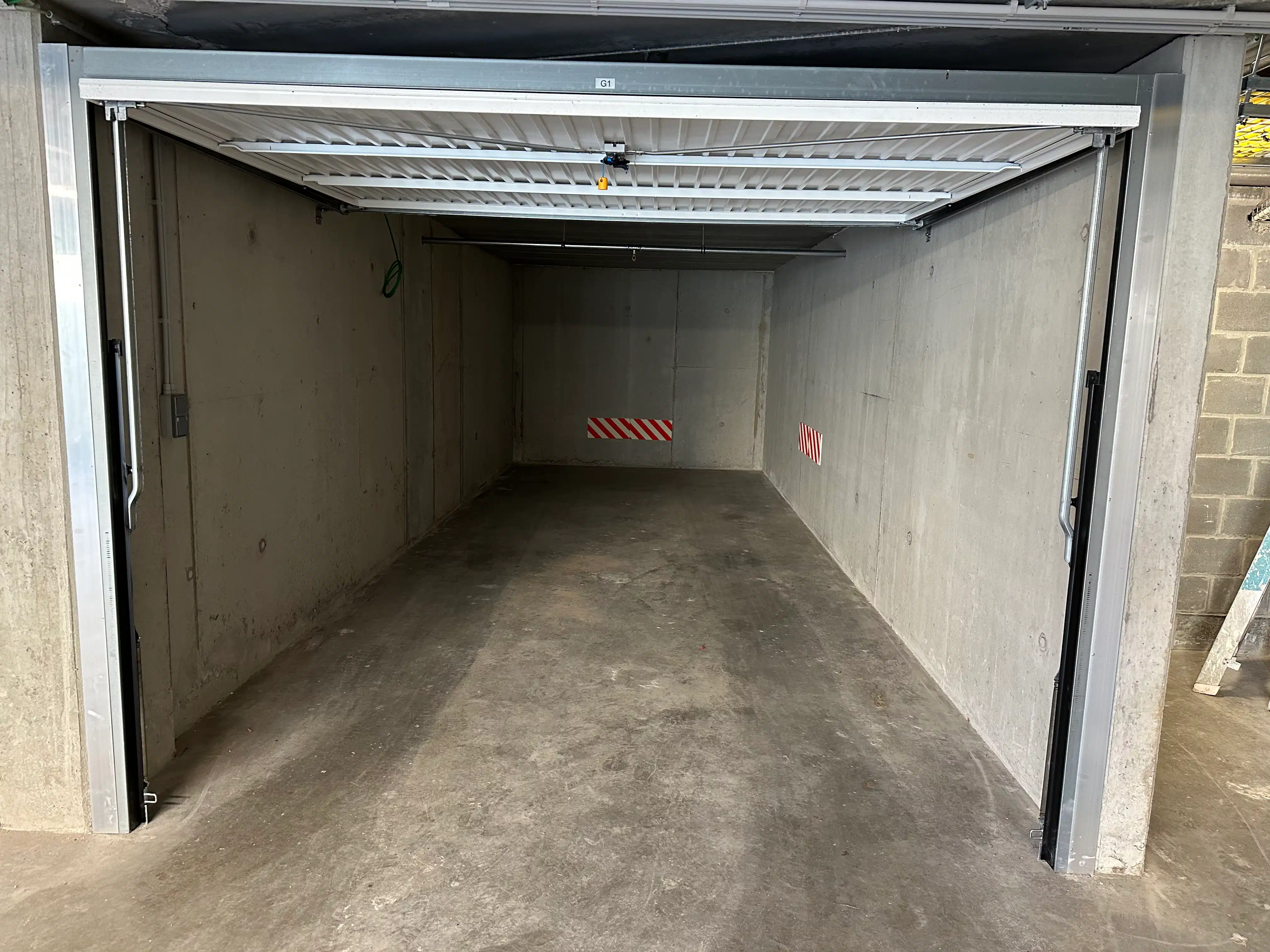 Dubbele gesloten garagebox in het hart van De Panne foto {{pictureIndex}}