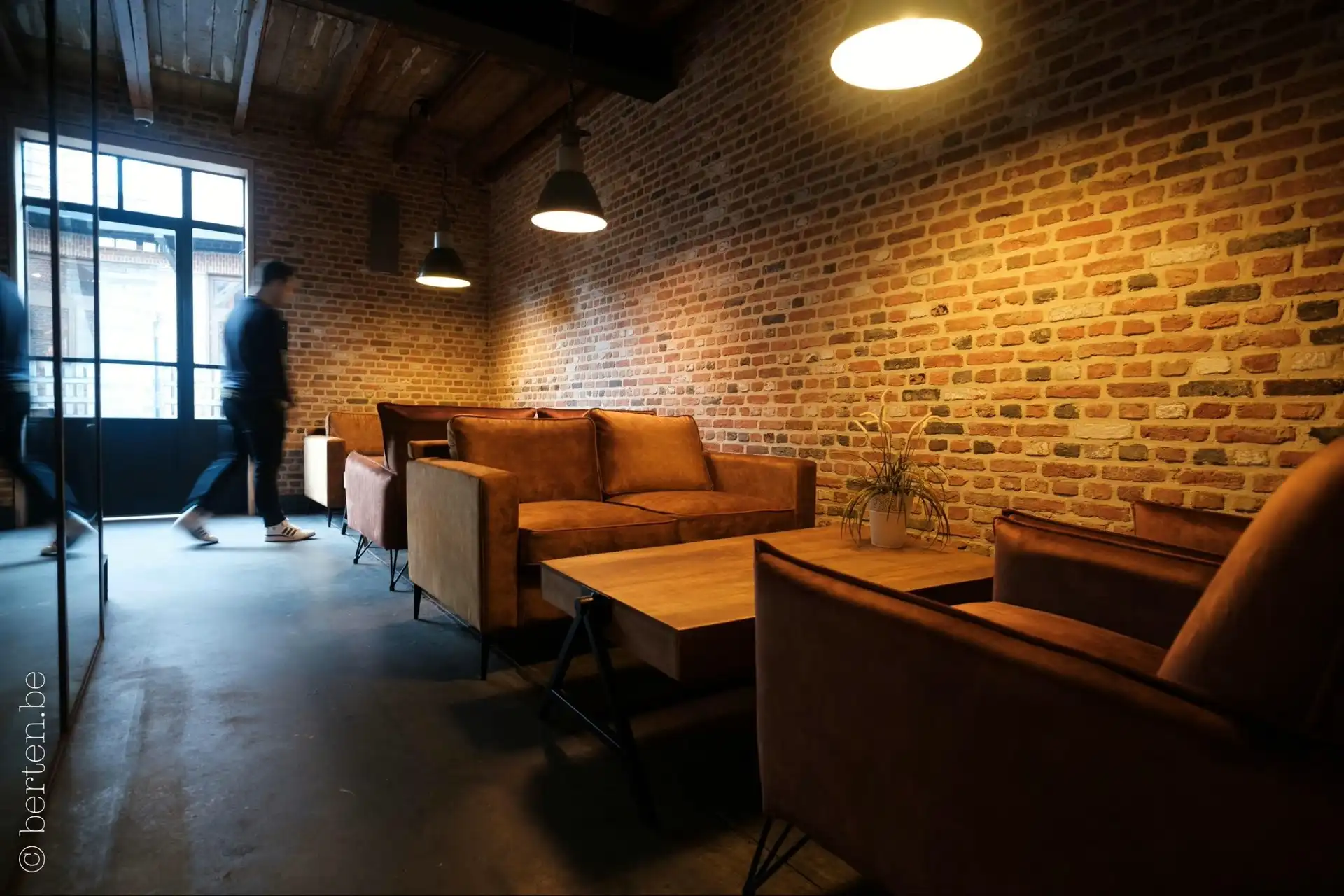 Instapklare handelsruimte van ca. 138 m² met een uitzonderlijk aangelegd terras van ca. 150 m², centraal gelegen in Reet. foto 5