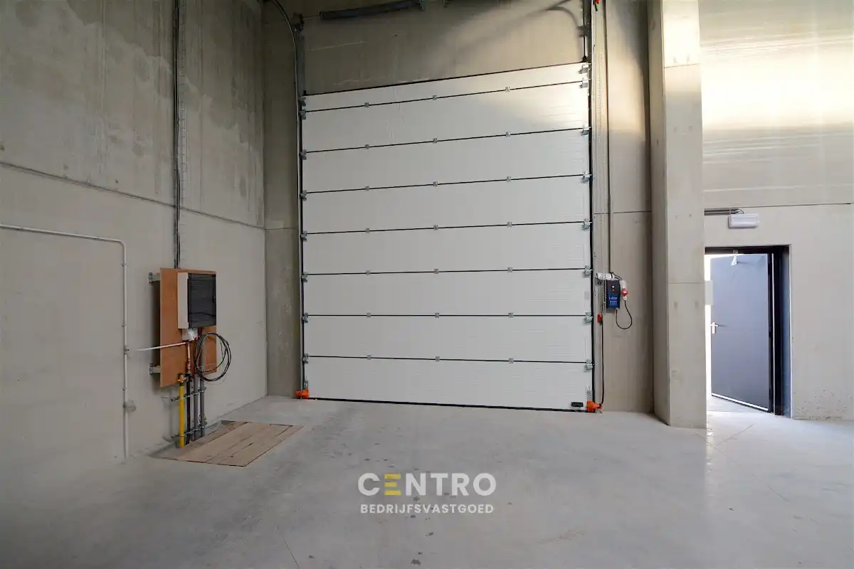 Zeer degelijk MAGAZIJN/WERKPLAATS (266m2) met hoge elektrische sectionaalpoort, toilet en 2 private parkeerplaatsen voor de deur. foto 5