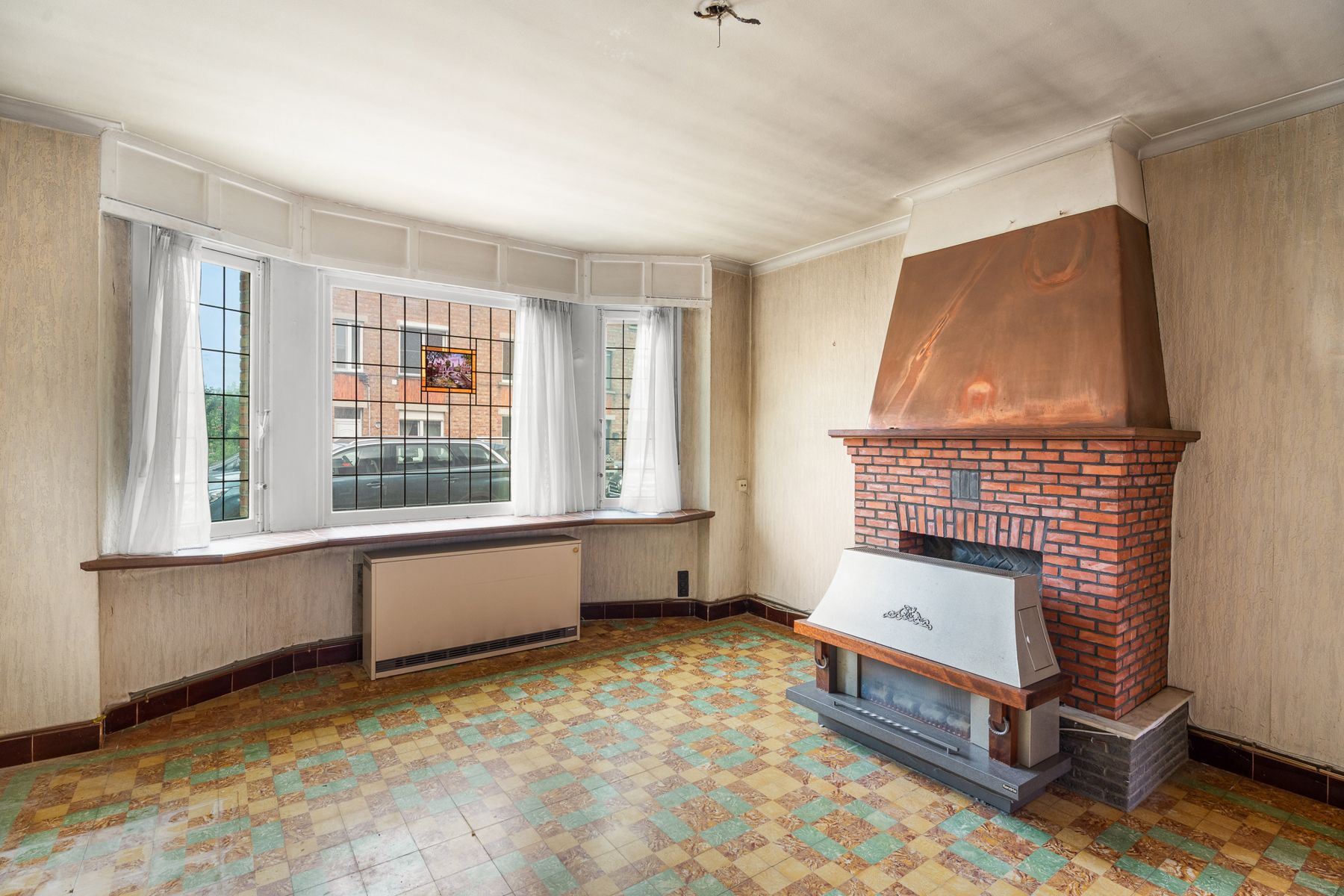 Te renoveren 3 slpk. woning met garage en uitweg foto 2