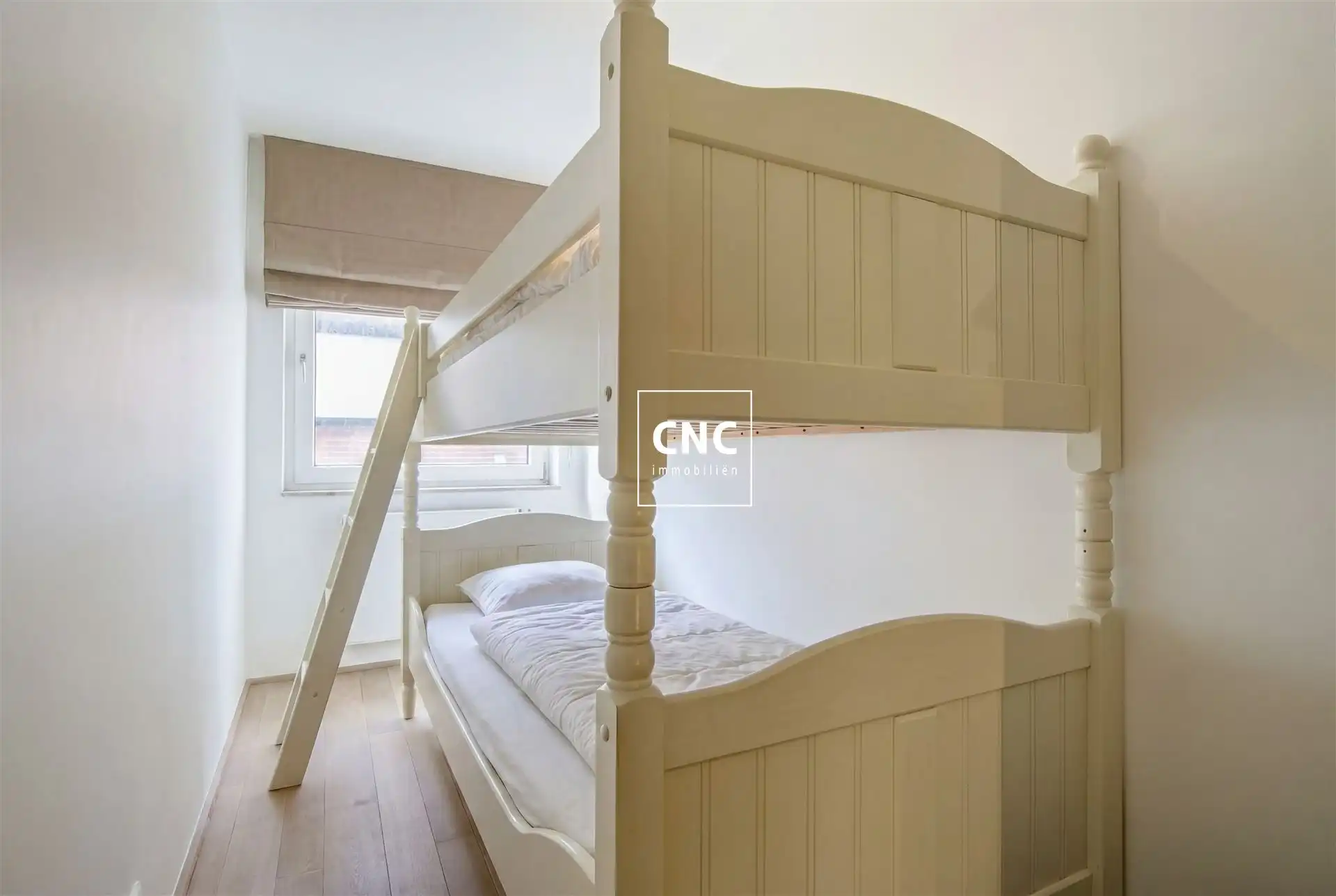 Gemeubeld en instapklaar appartement met zijdelings zeezicht foto 10